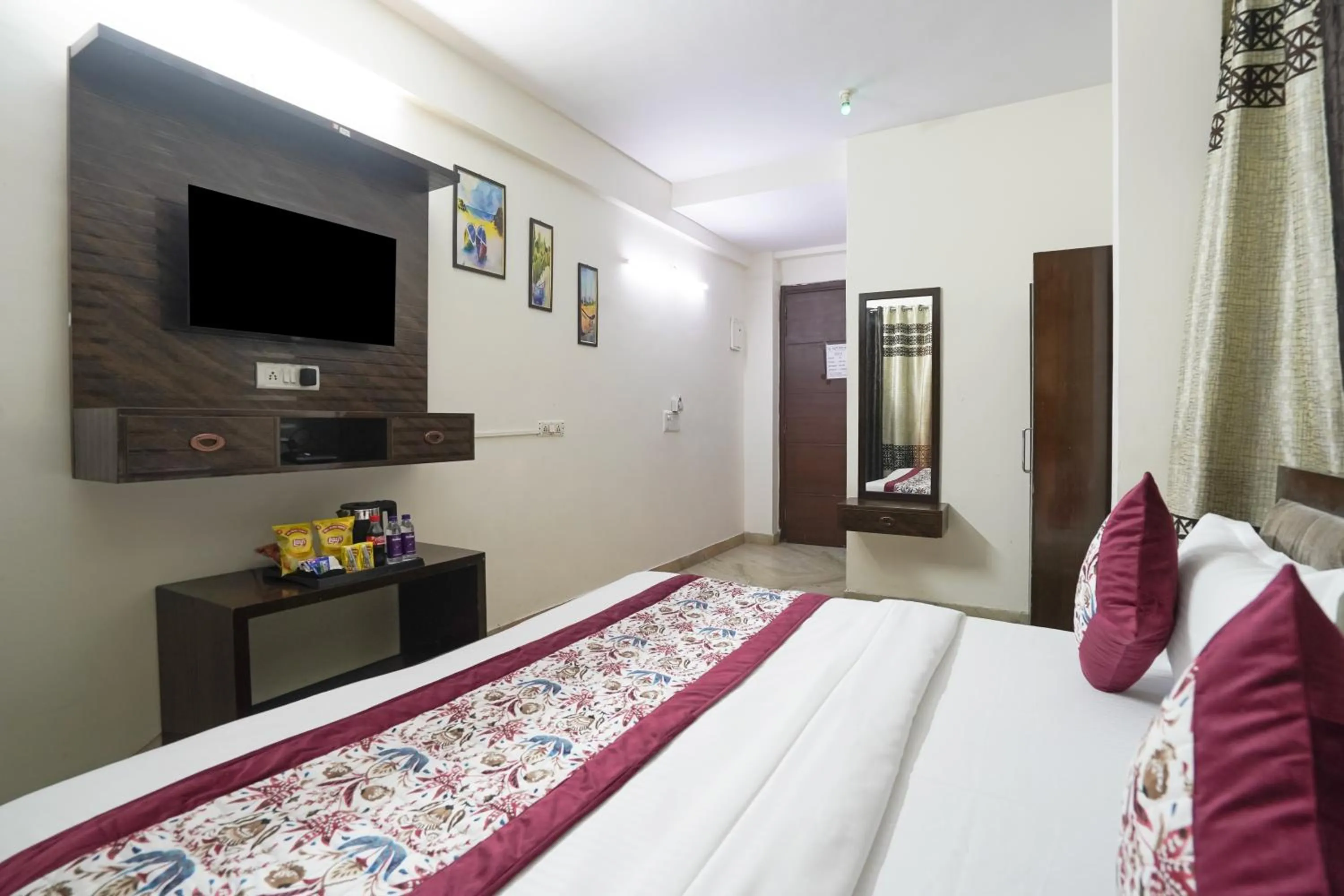 Communal lounge/ TV room, Bed in Hotel South Delhi Inn Just 10 Minute Away Form Nizamuddin Railway Station