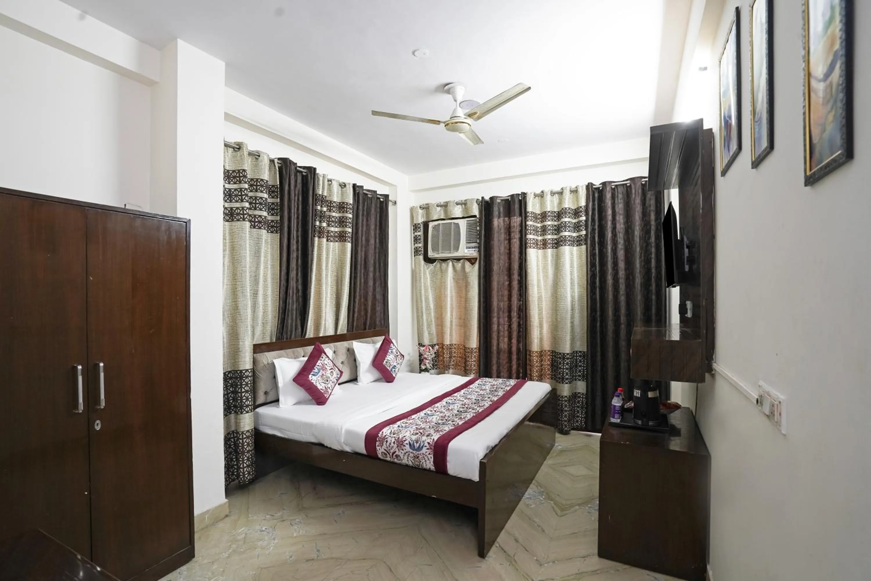Bed in Hotel South Delhi Inn Just 10 Minute Away Form Nizamuddin Railway Station