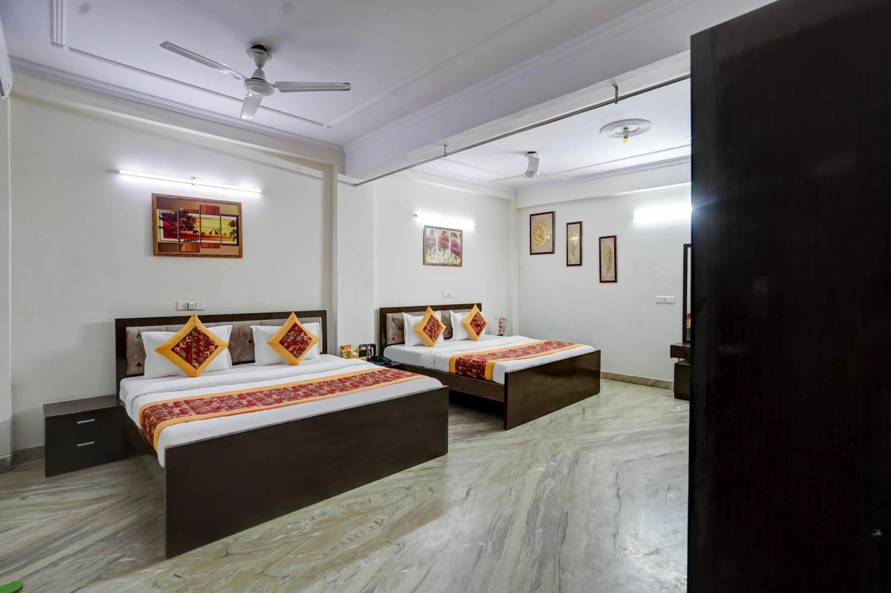 Bed in Hotel South Delhi Inn Just 10 Minute Away Form Nizamuddin Railway Station