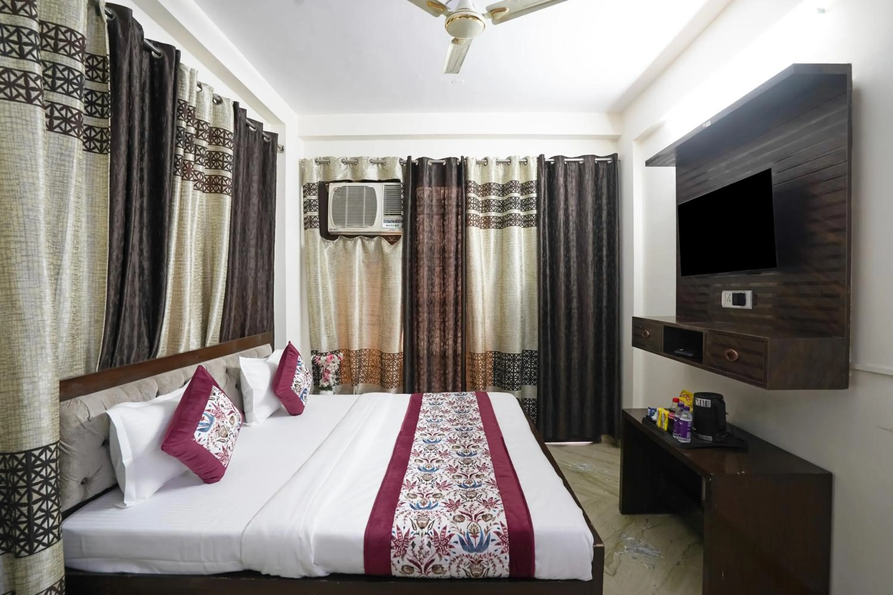 Communal lounge/ TV room, Bed in Hotel South Delhi Inn Just 10 Minute Away Form Nizamuddin Railway Station