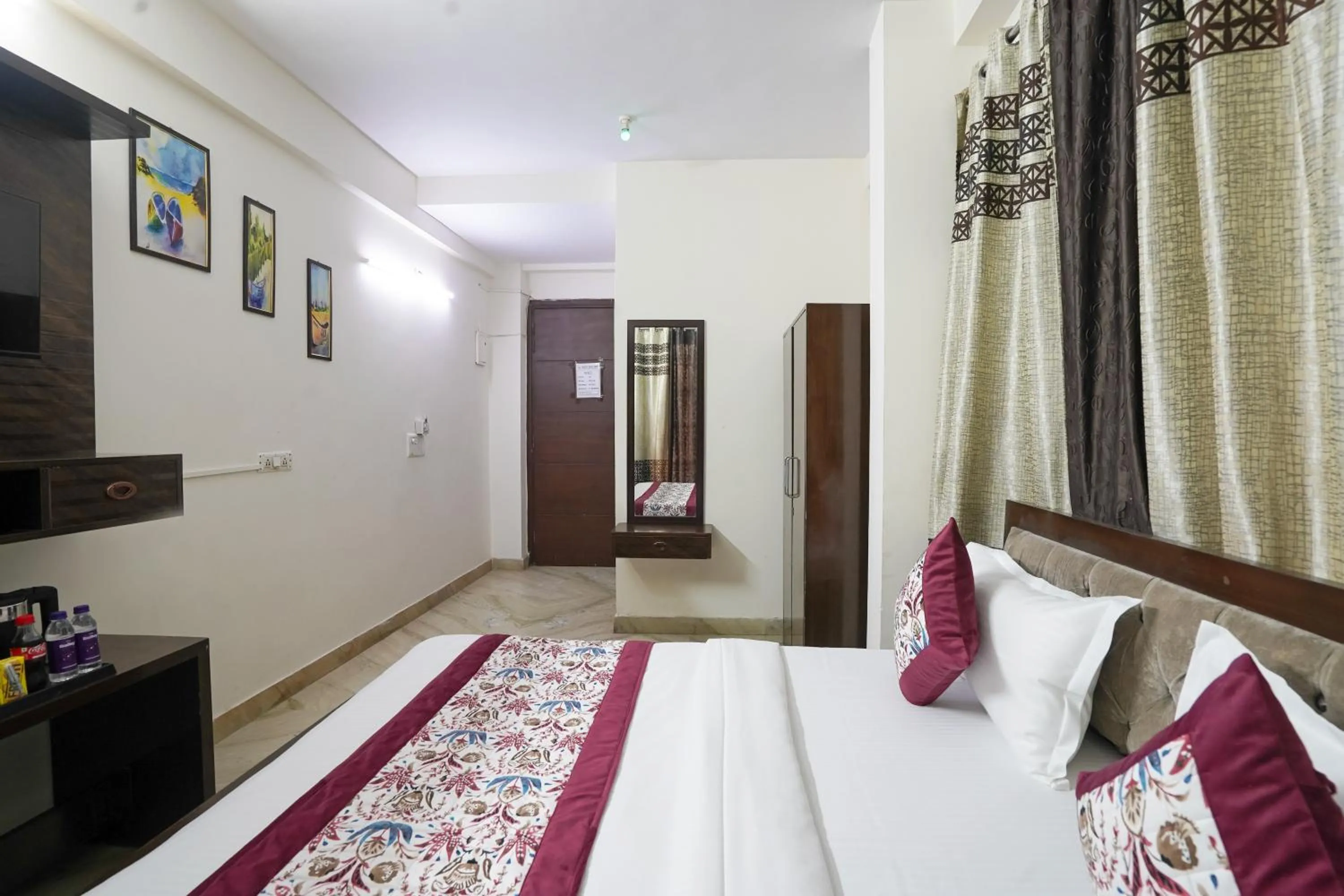 Bed in Hotel South Delhi Inn Just 10 Minute Away Form Nizamuddin Railway Station