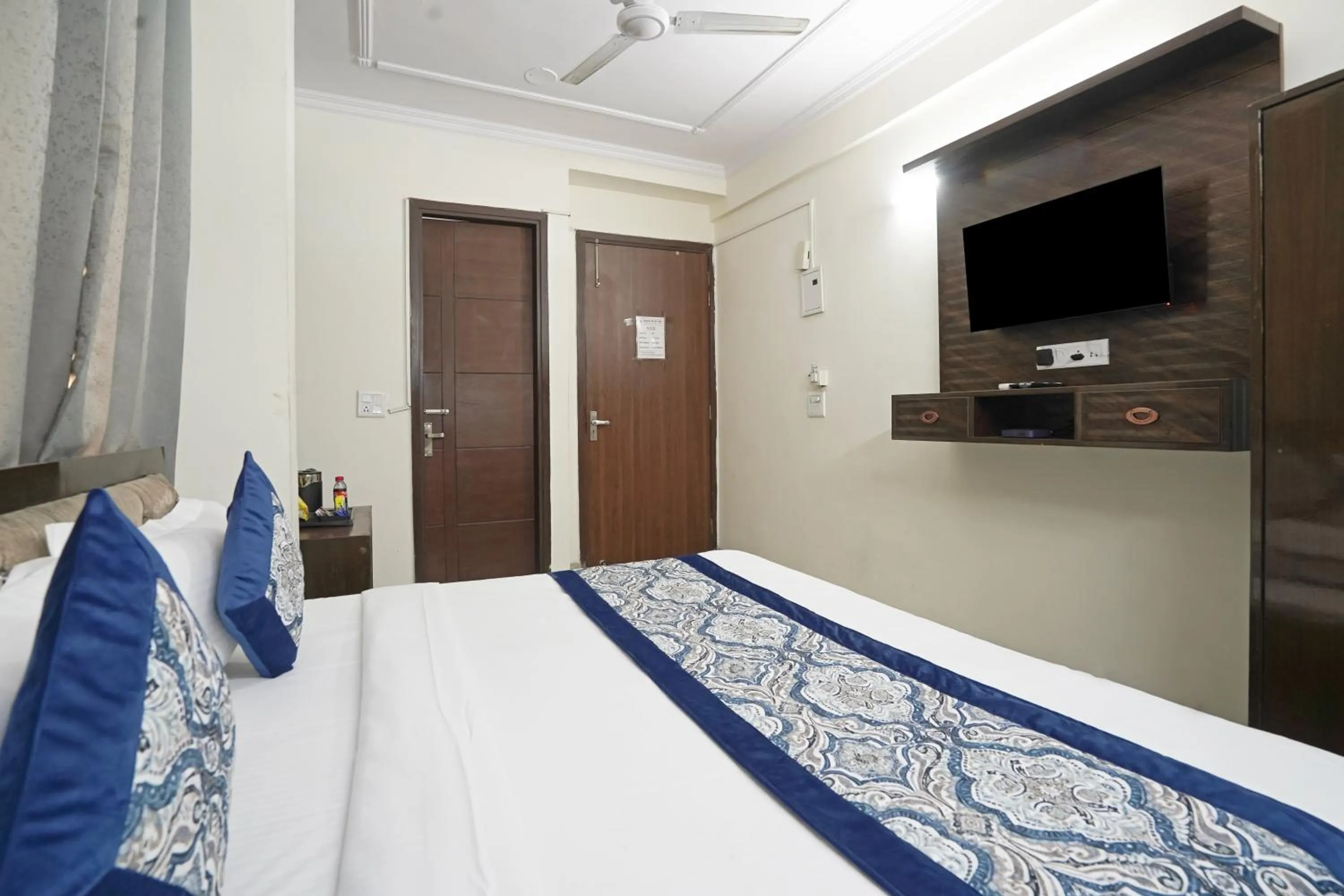 Bed in Hotel South Delhi Inn Just 10 Minute Away Form Nizamuddin Railway Station