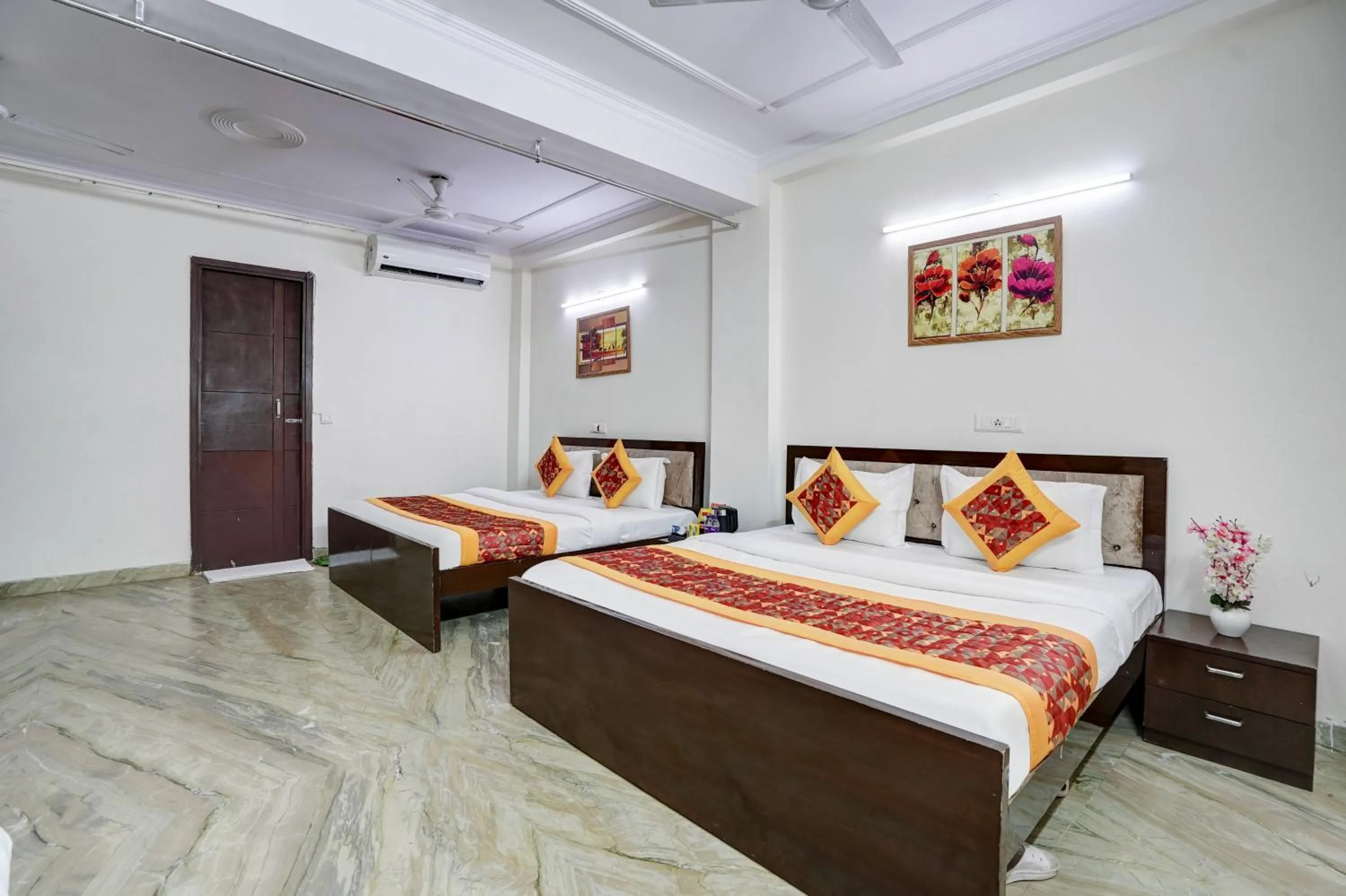 Bed in Hotel South Delhi Inn Just 10 Minute Away Form Nizamuddin Railway Station