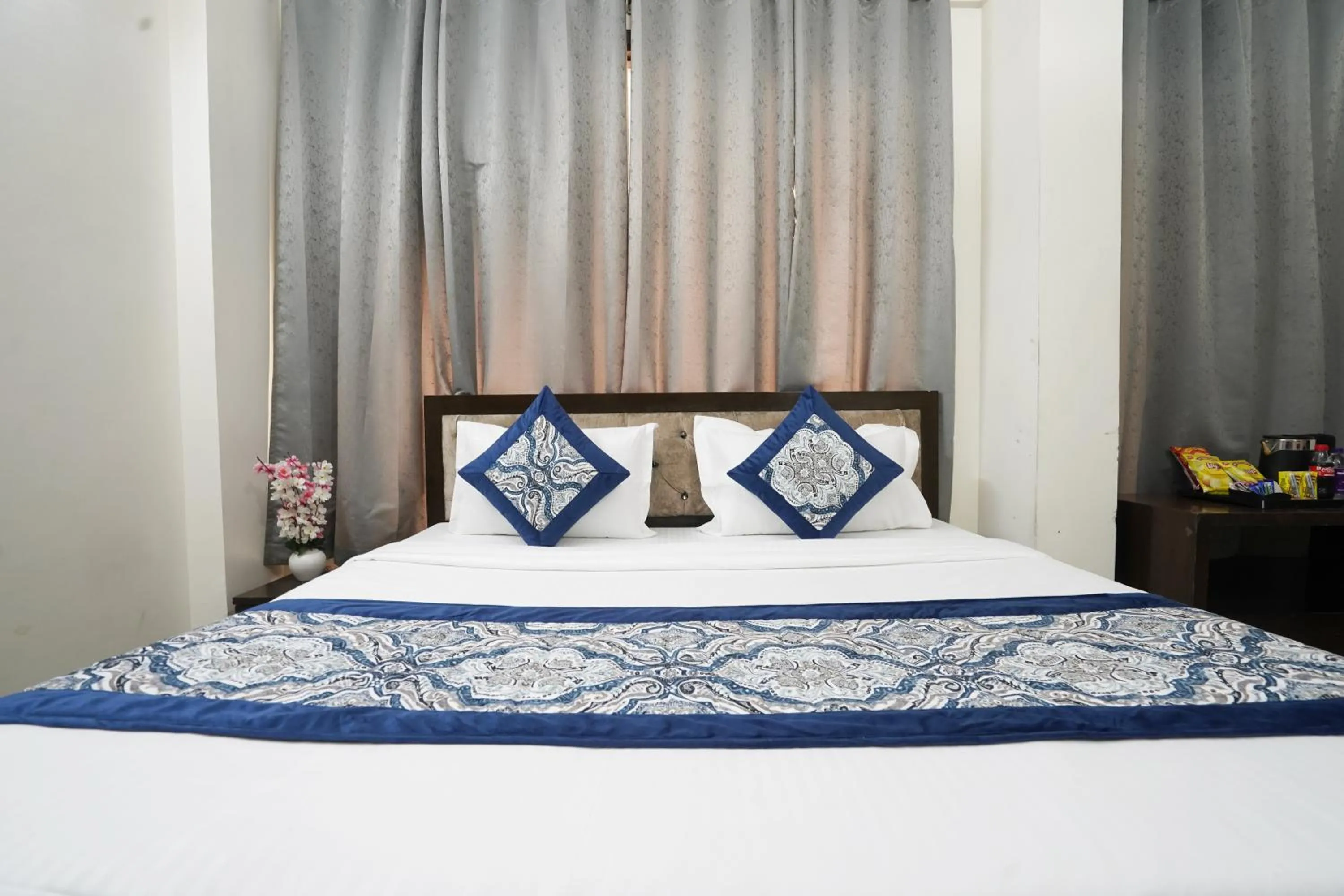 Bed in Hotel South Delhi Inn Just 10 Minute Away Form Nizamuddin Railway Station