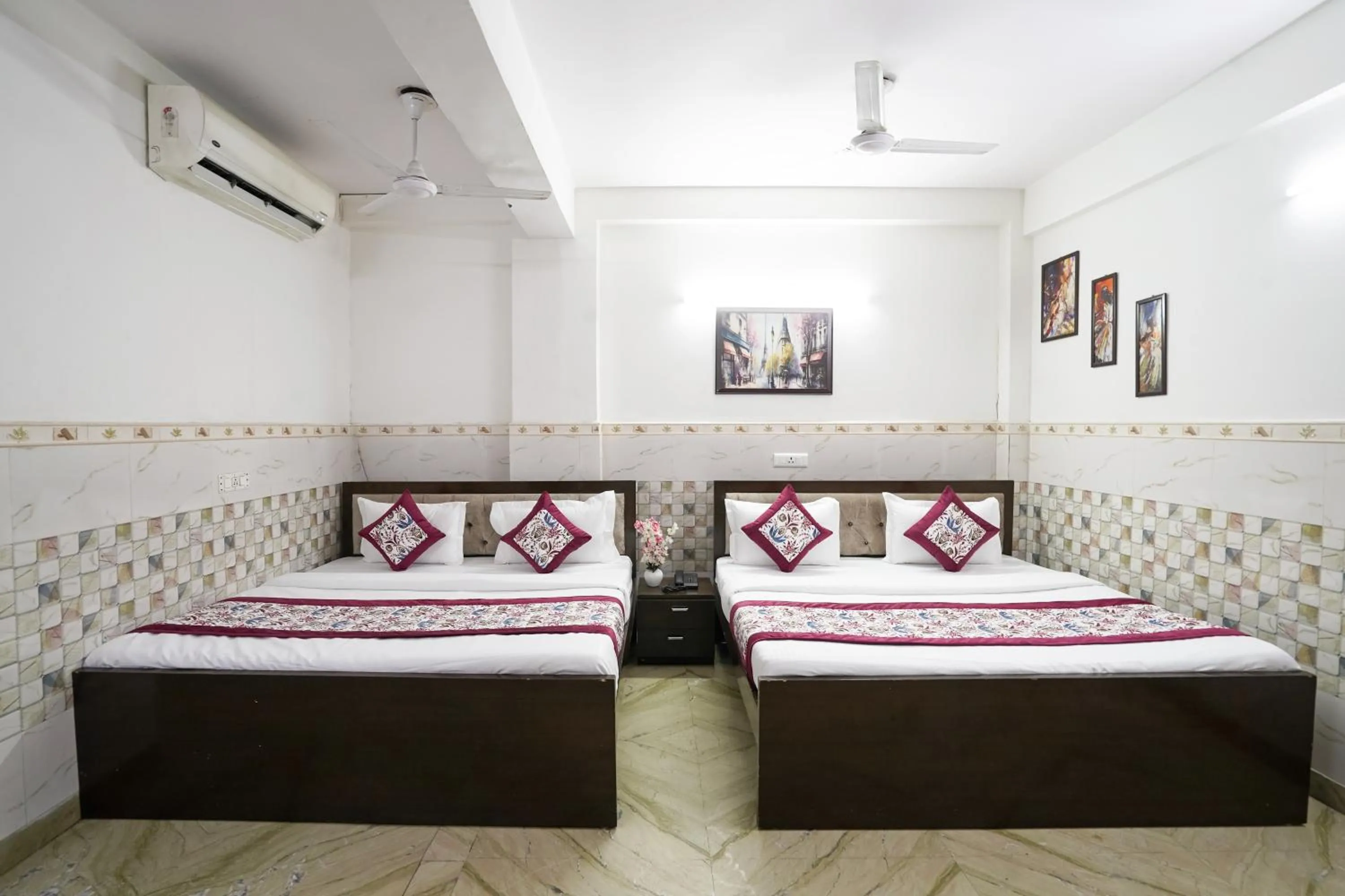 Bed in Hotel South Delhi Inn Just 10 Minute Away Form Nizamuddin Railway Station
