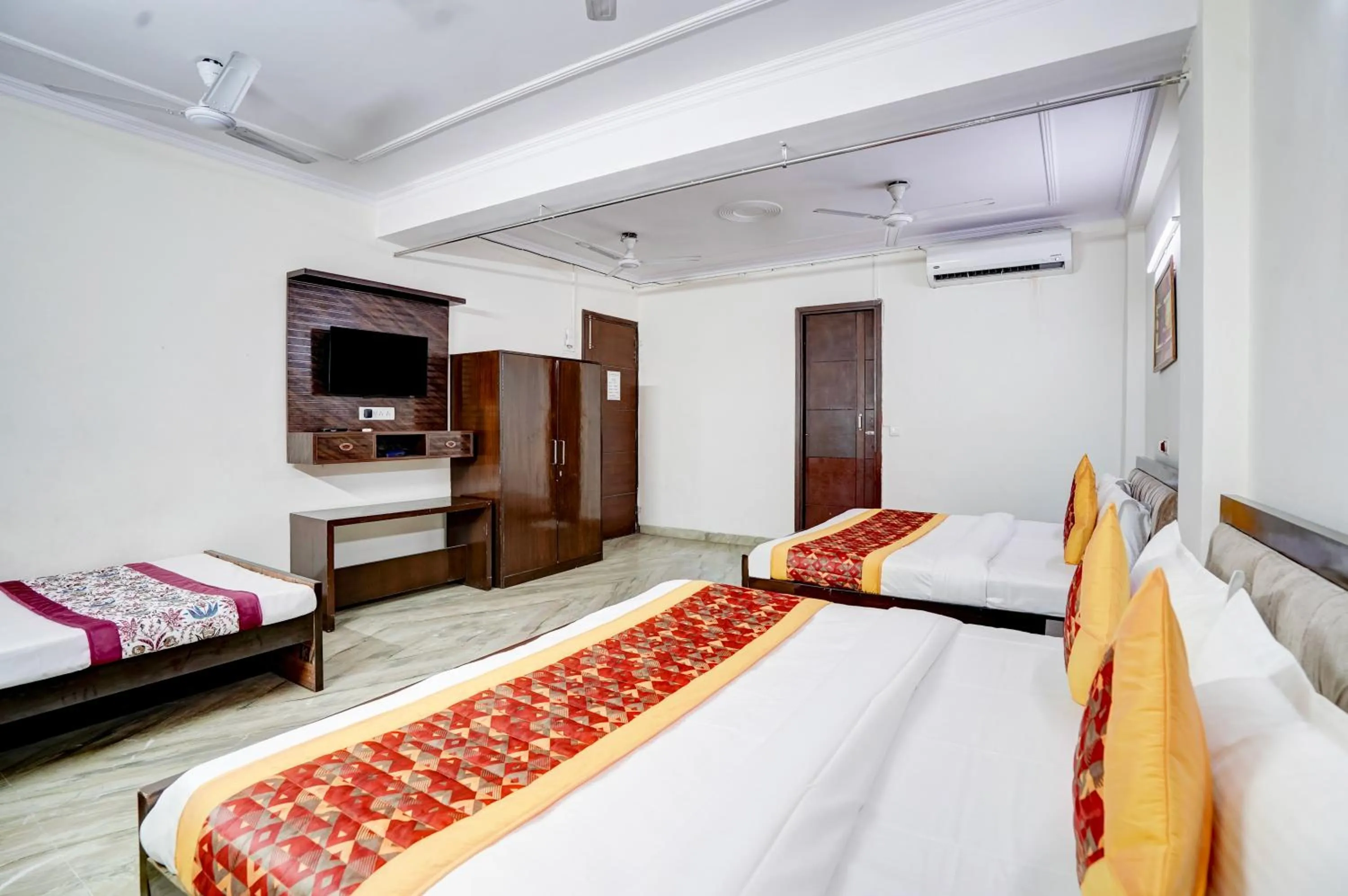 Communal lounge/ TV room, Bed in Hotel South Delhi Inn Just 10 Minute Away Form Nizamuddin Railway Station