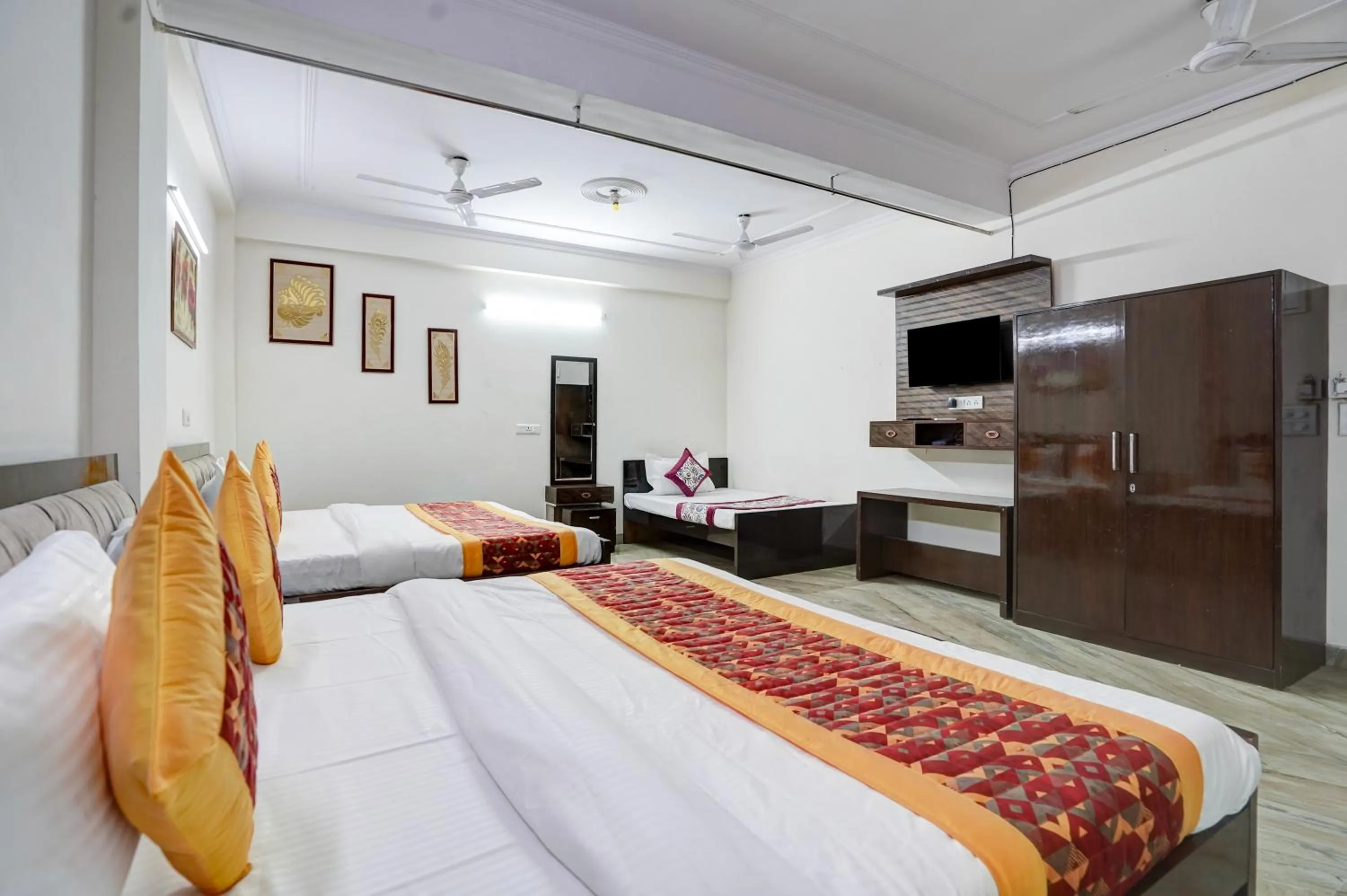 Communal lounge/ TV room, Bed in Hotel South Delhi Inn Just 10 Minute Away Form Nizamuddin Railway Station