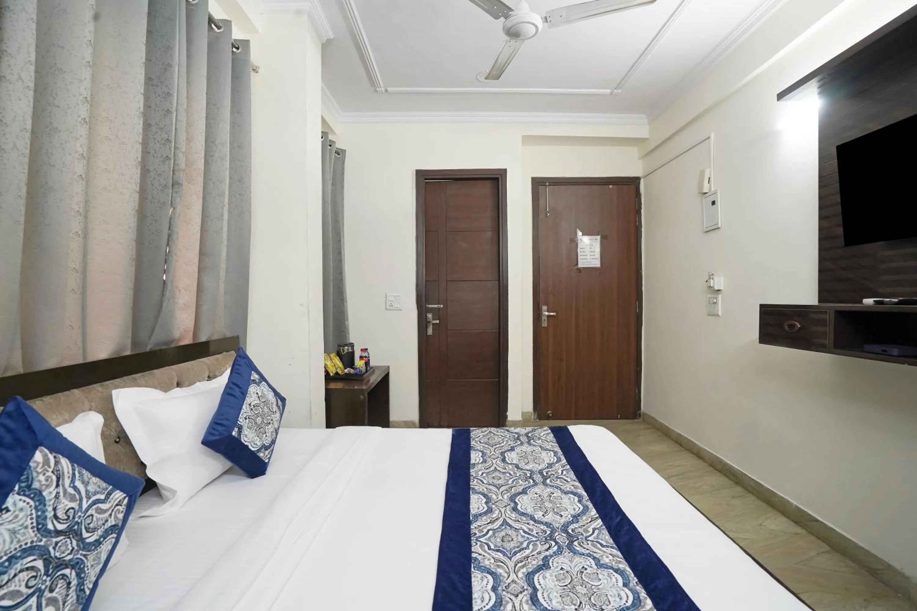 Bed in Hotel South Delhi Inn Just 10 Minute Away Form Nizamuddin Railway Station