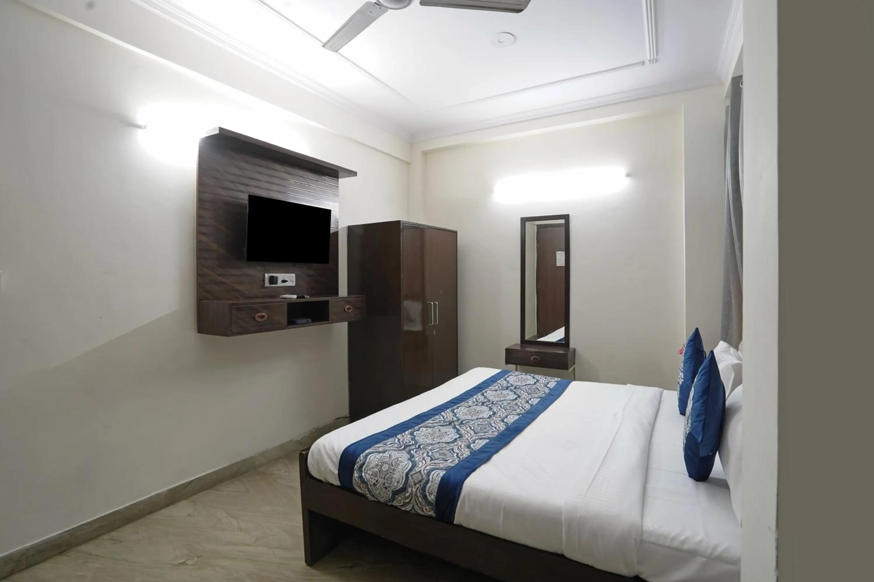 Communal lounge/ TV room, Bed in Hotel South Delhi Inn Just 10 Minute Away Form Nizamuddin Railway Station