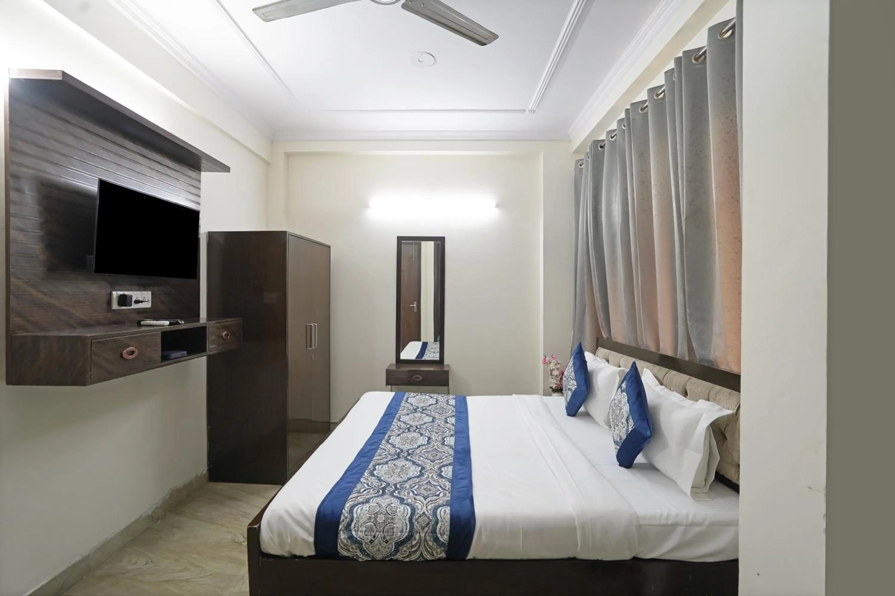 Bed in Hotel South Delhi Inn Just 10 Minute Away Form Nizamuddin Railway Station
