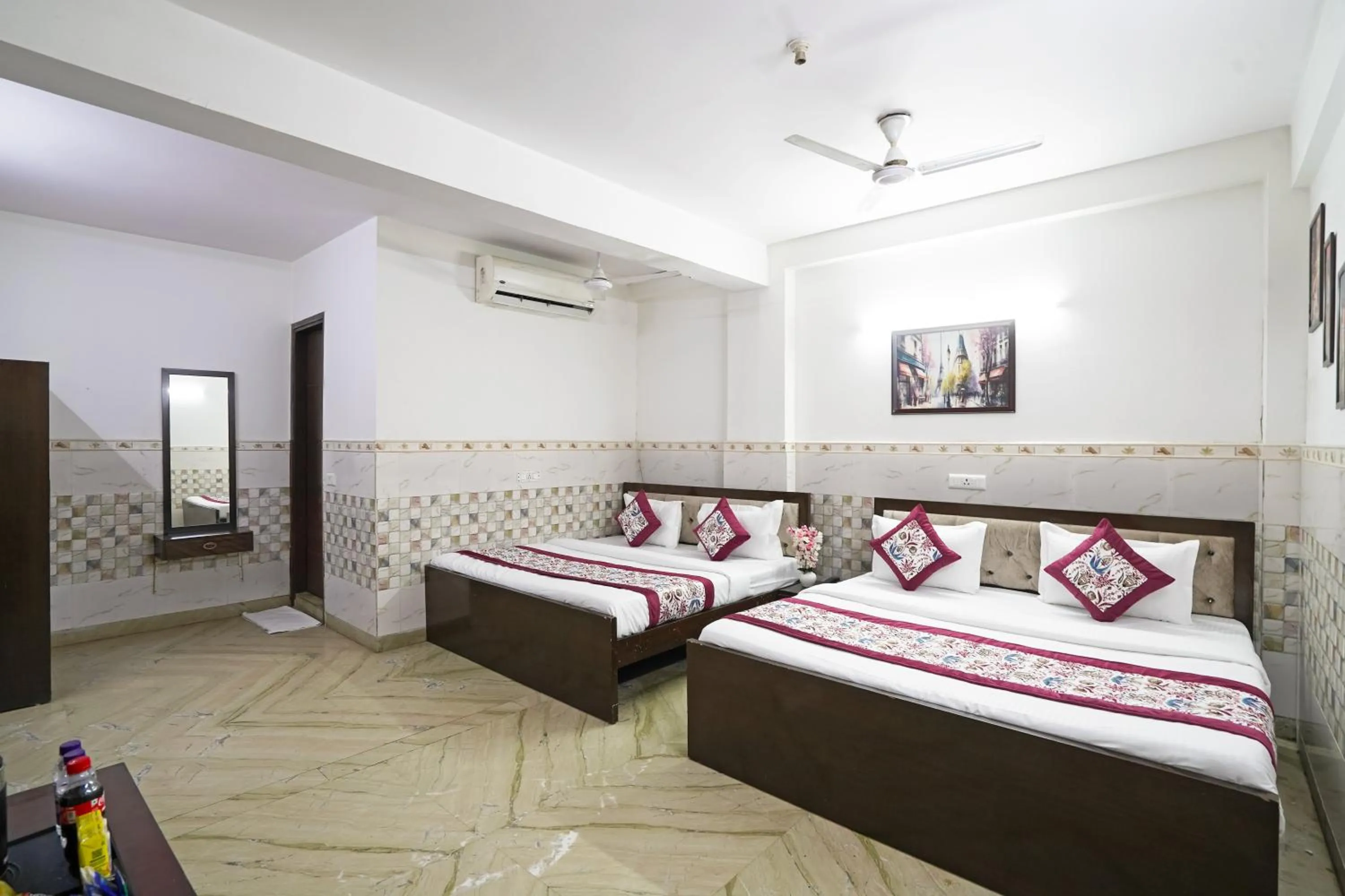 Bed in Hotel South Delhi Inn Just 10 Minute Away Form Nizamuddin Railway Station
