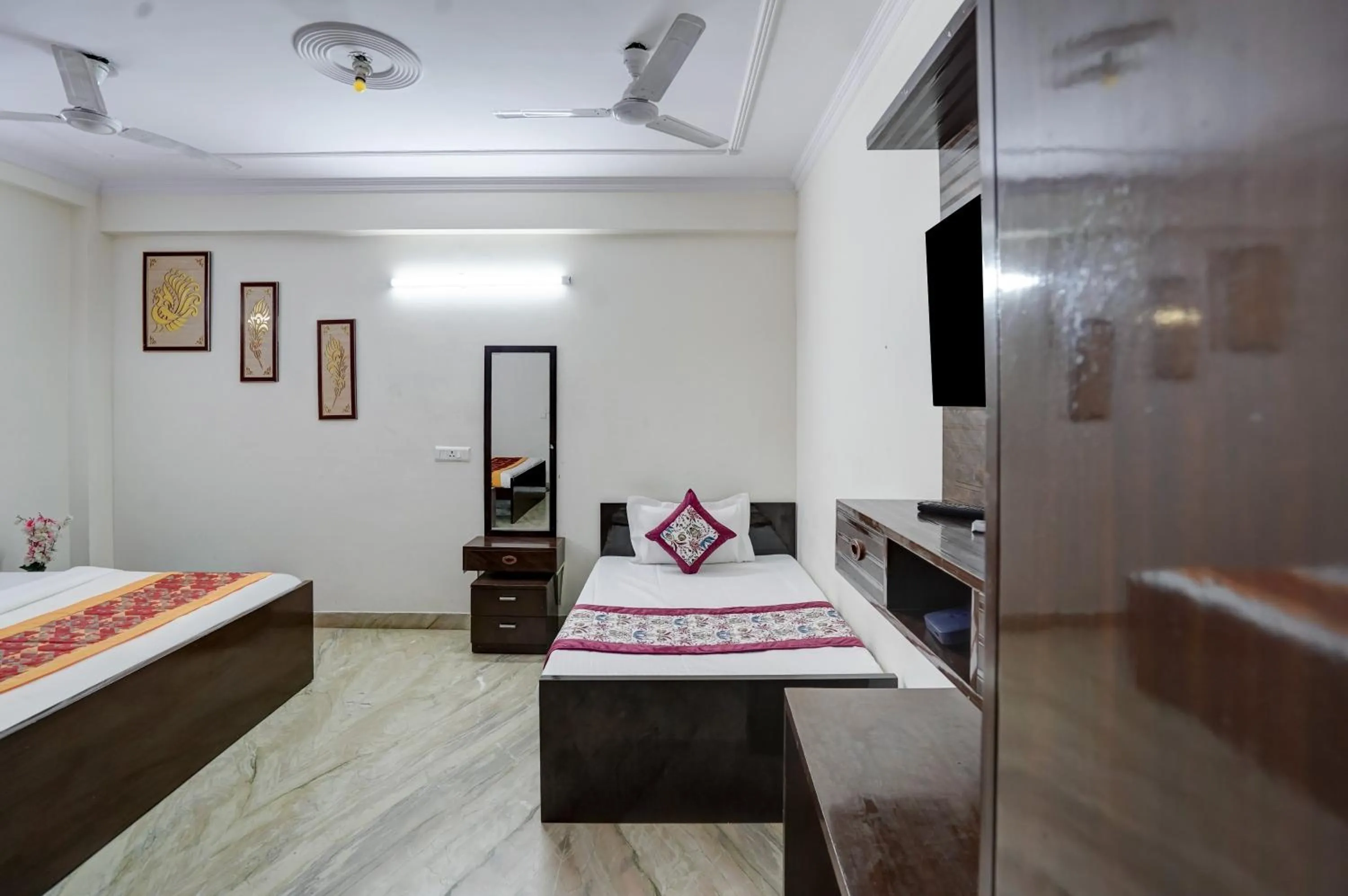 Bed in Hotel South Delhi Inn Just 10 Minute Away Form Nizamuddin Railway Station