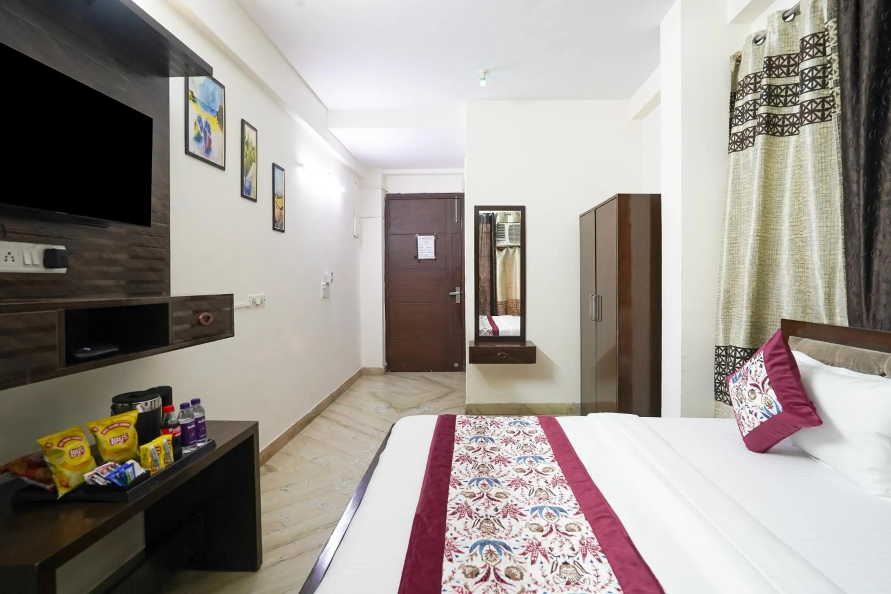 Bed in Hotel South Delhi Inn Just 10 Minute Away Form Nizamuddin Railway Station