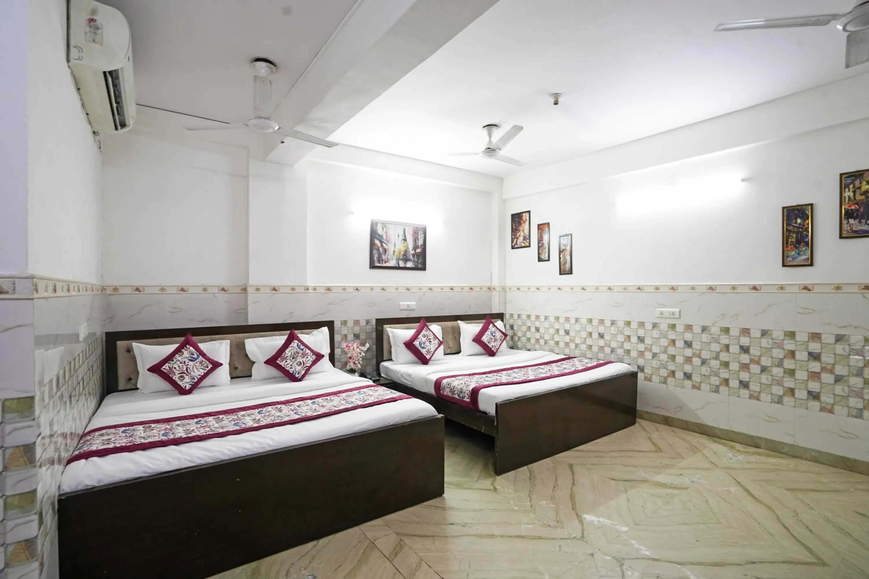 Bed in Hotel South Delhi Inn Just 10 Minute Away Form Nizamuddin Railway Station