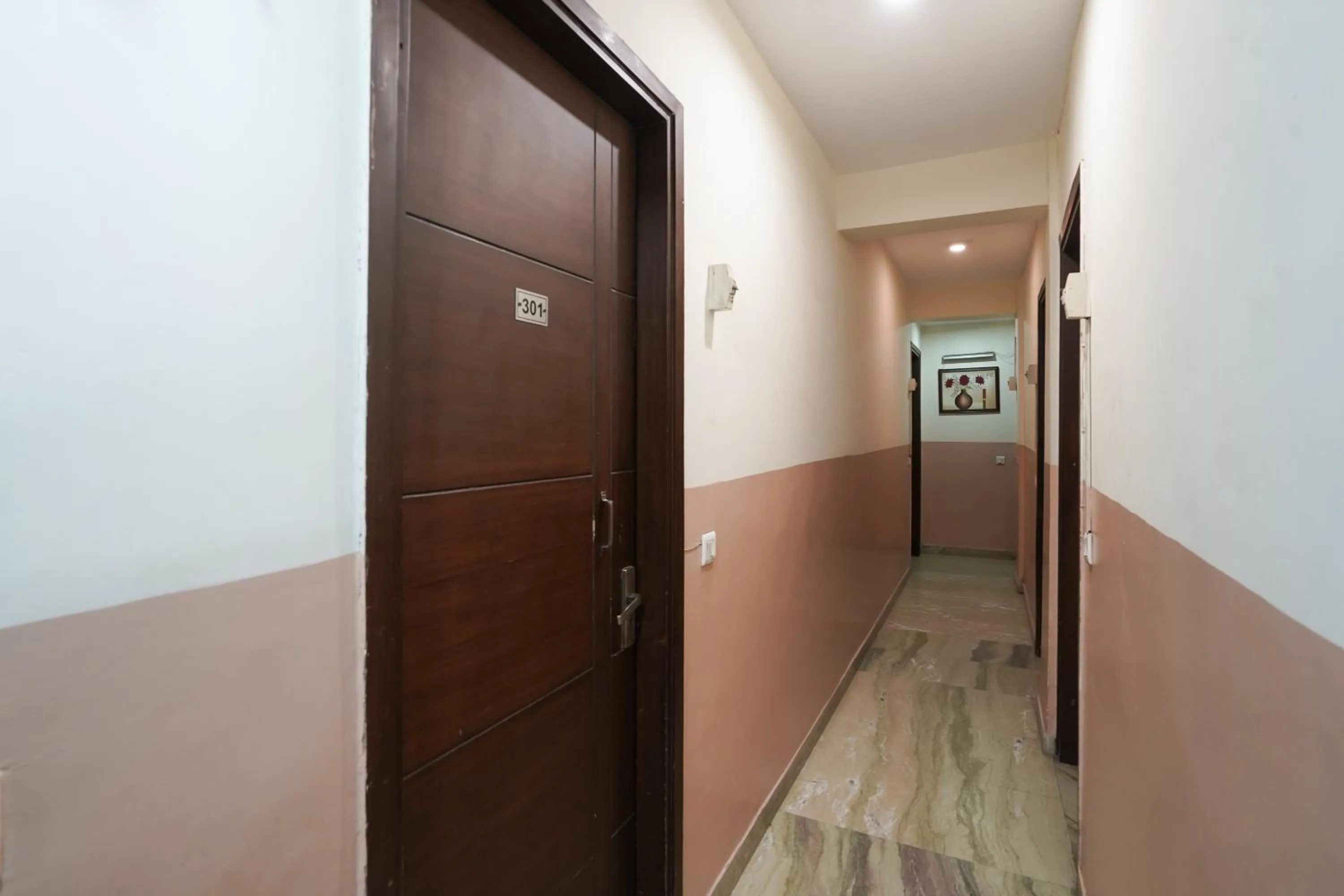 Hotel South Delhi Inn Just 10 Minute Away Form Nizamuddin Railway Station