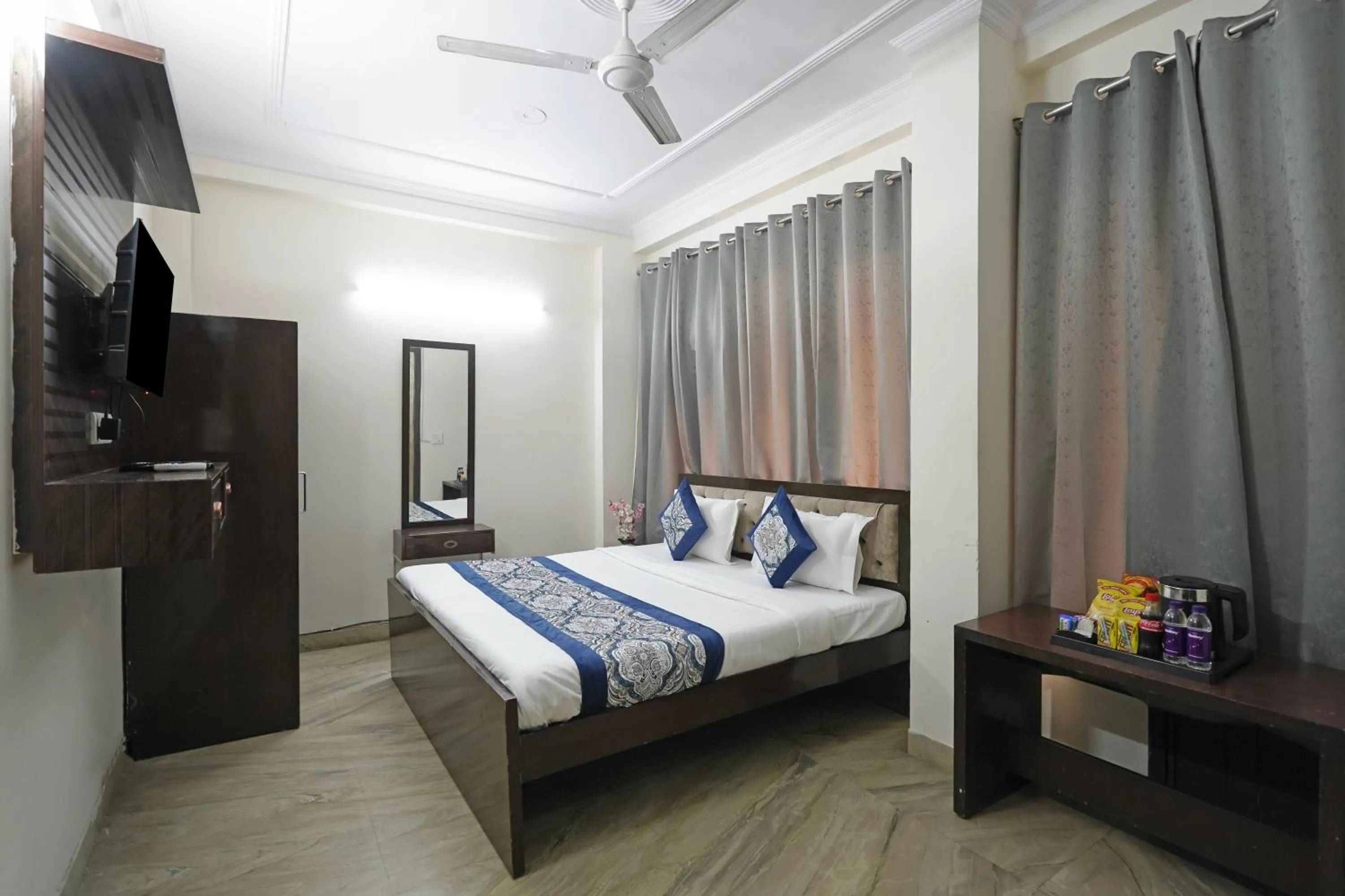 Bed in Hotel South Delhi Inn Just 10 Minute Away Form Nizamuddin Railway Station