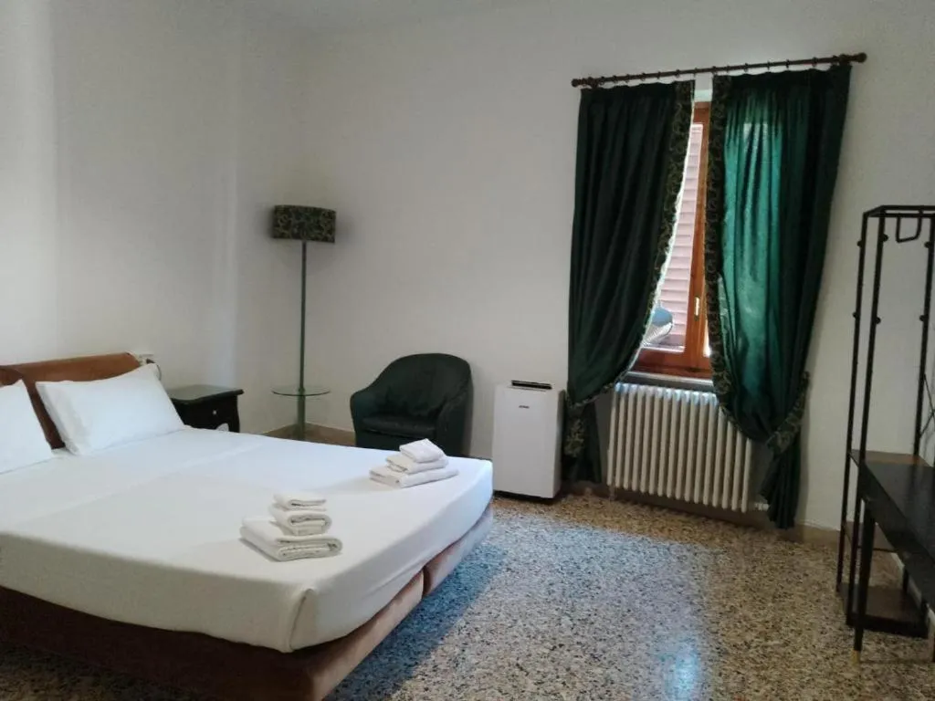 Bed in Hotel Montreal