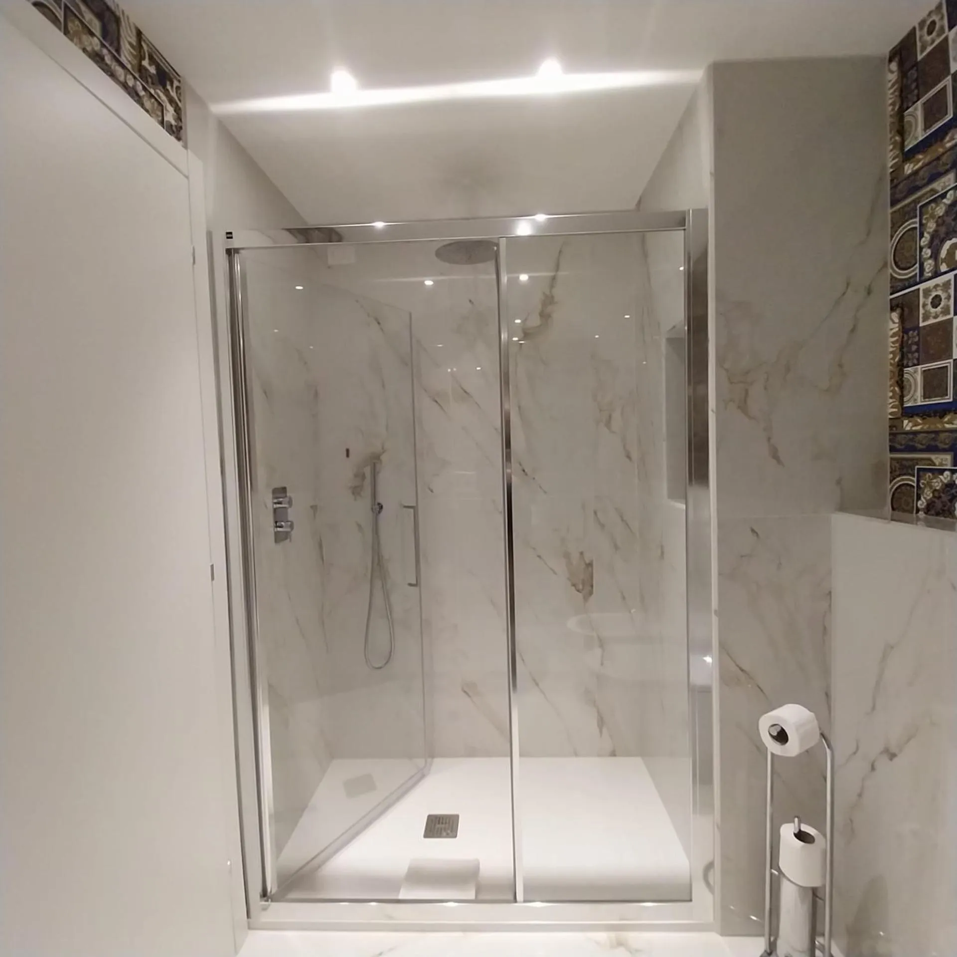 Shower in Hotel Montreal