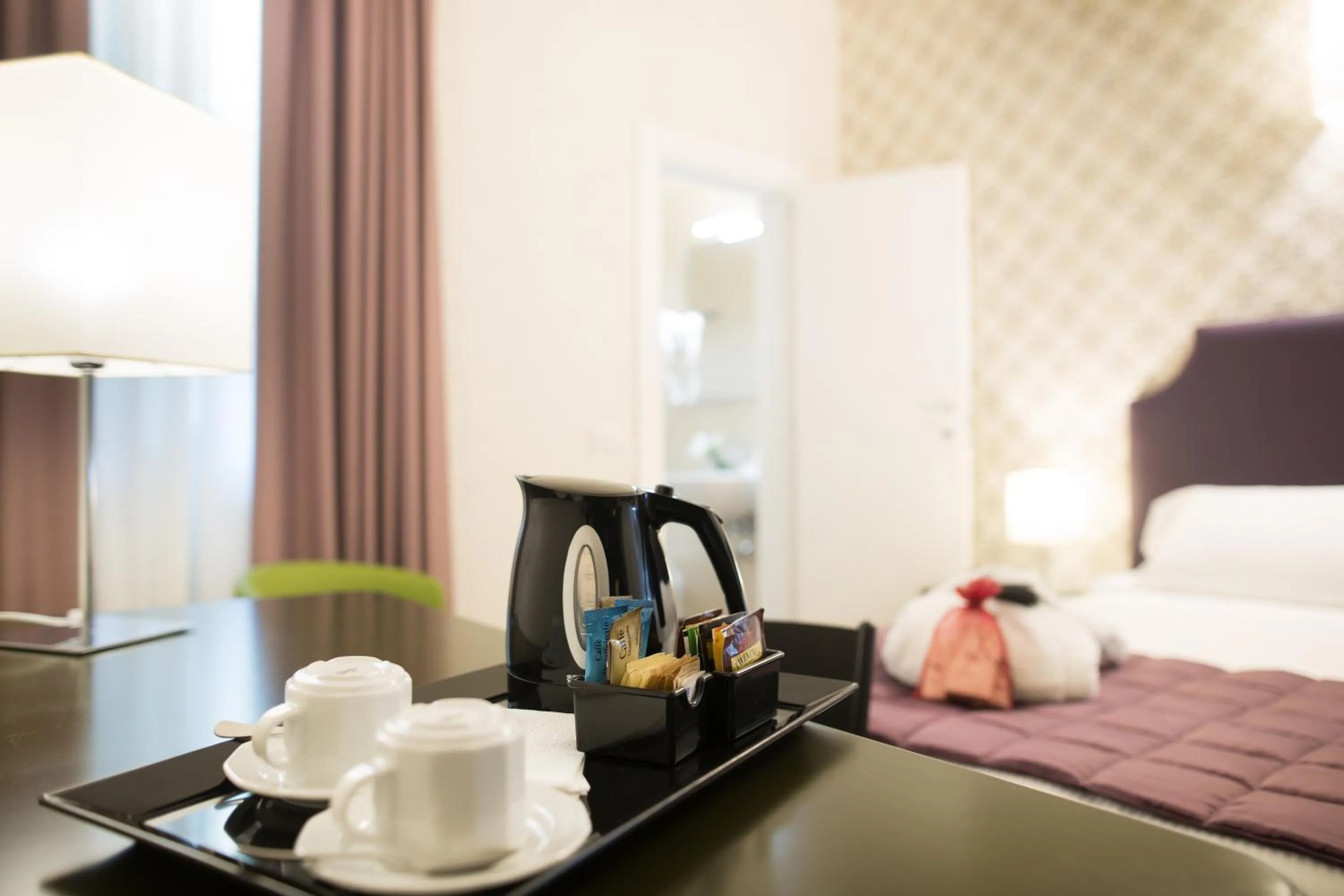 Coffee/tea facilities, Bed in Hotel Montreal