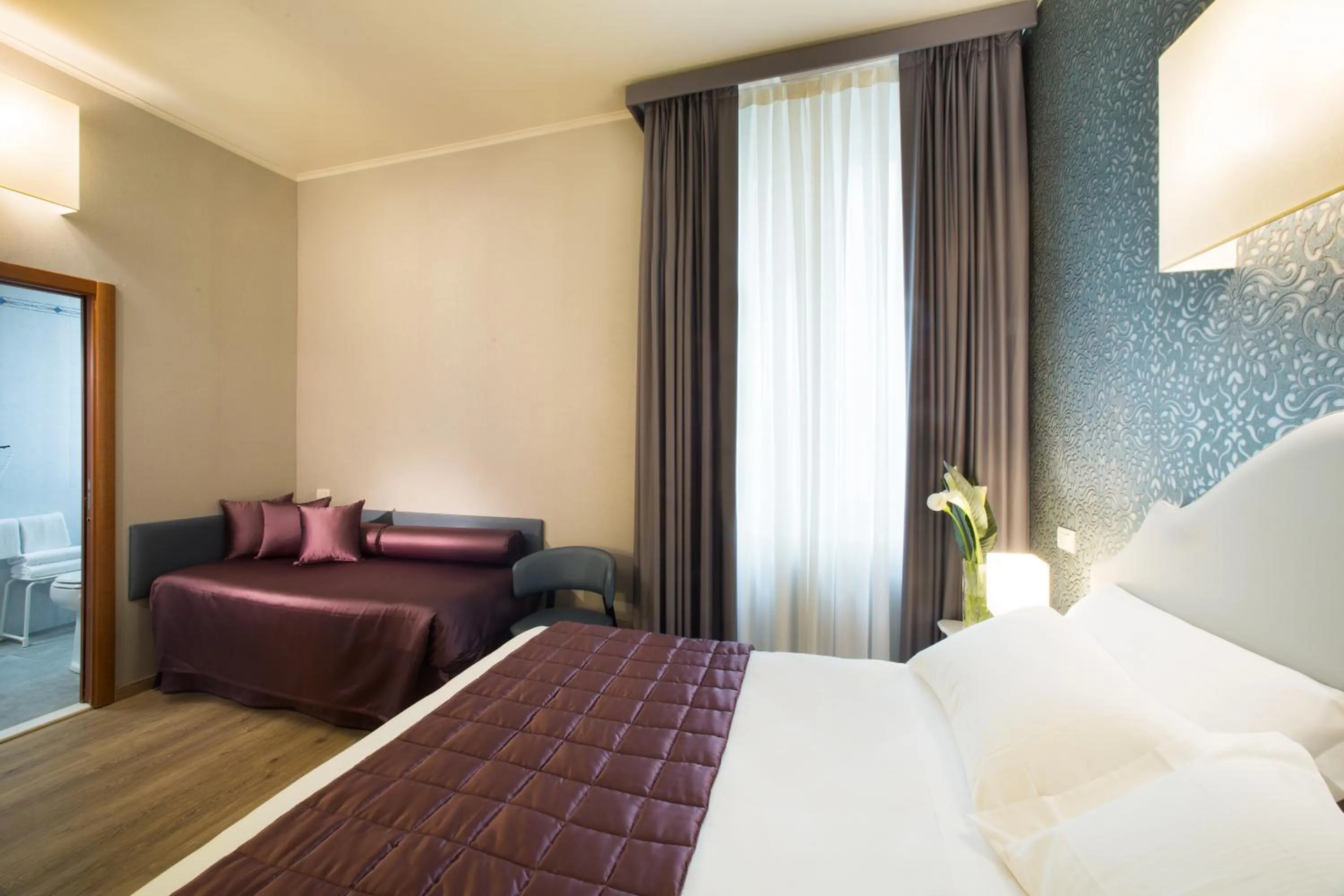 Photo of the whole room, Bed in Hotel Montreal