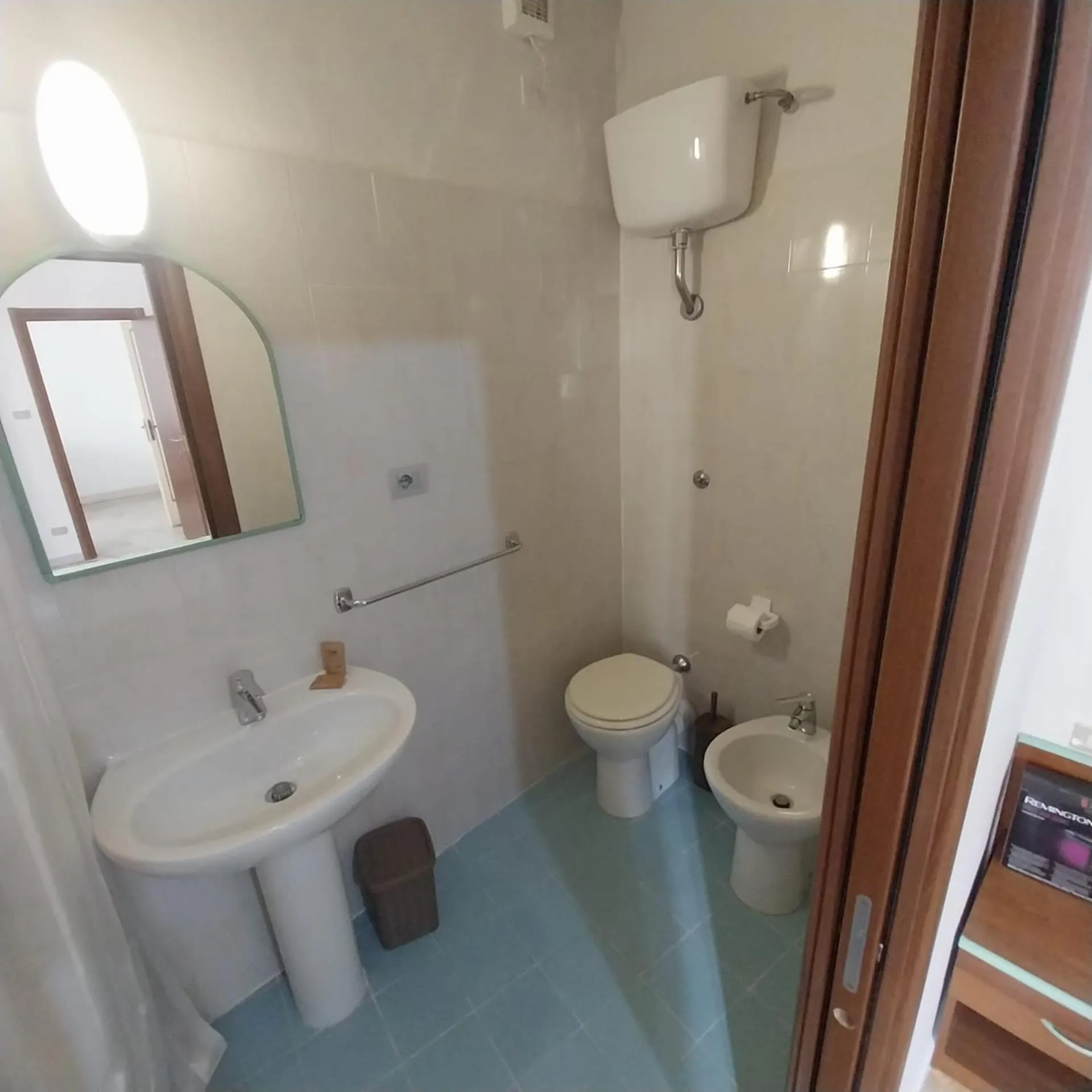 Shower in Hotel Montreal