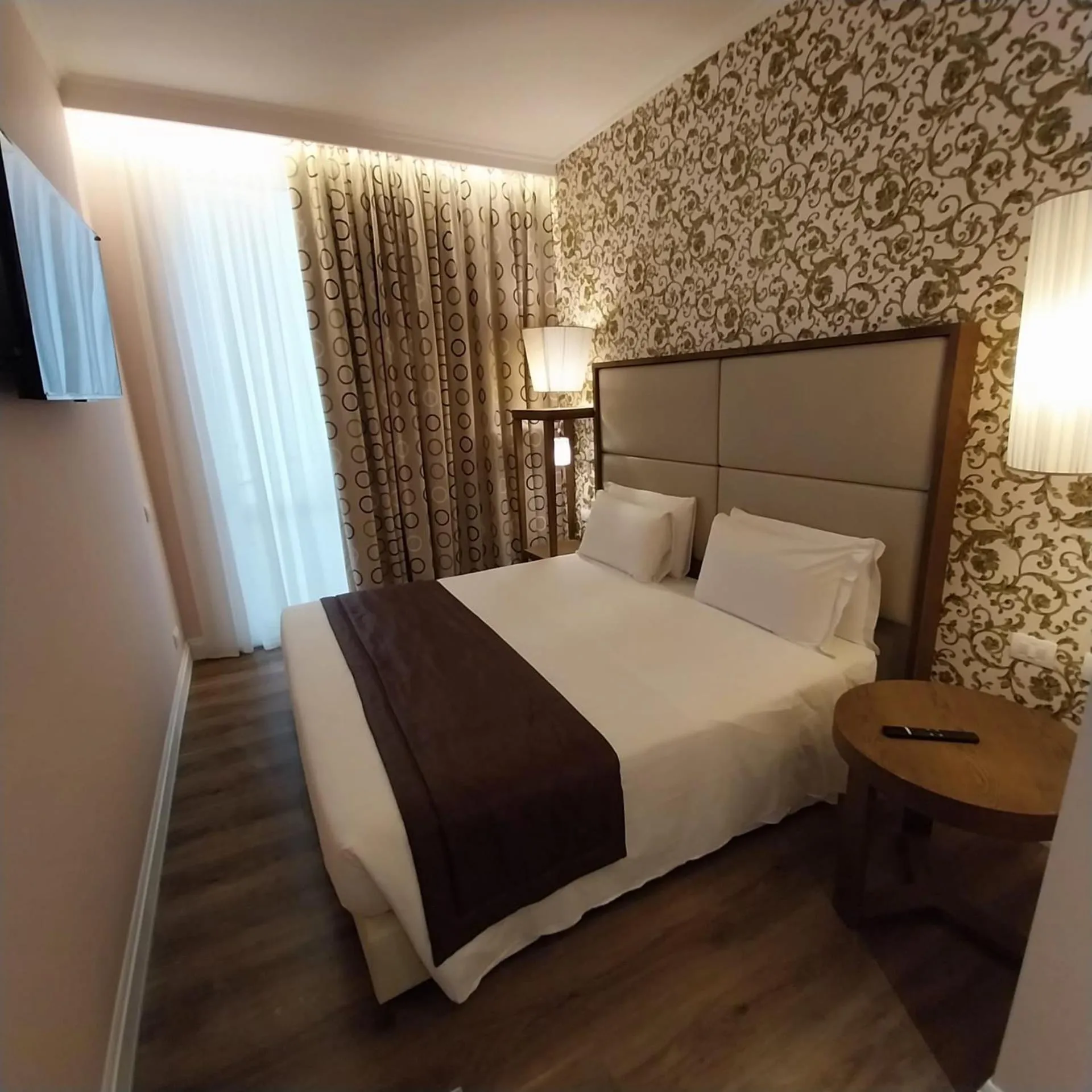 Photo of the whole room, Bed in Hotel Montreal