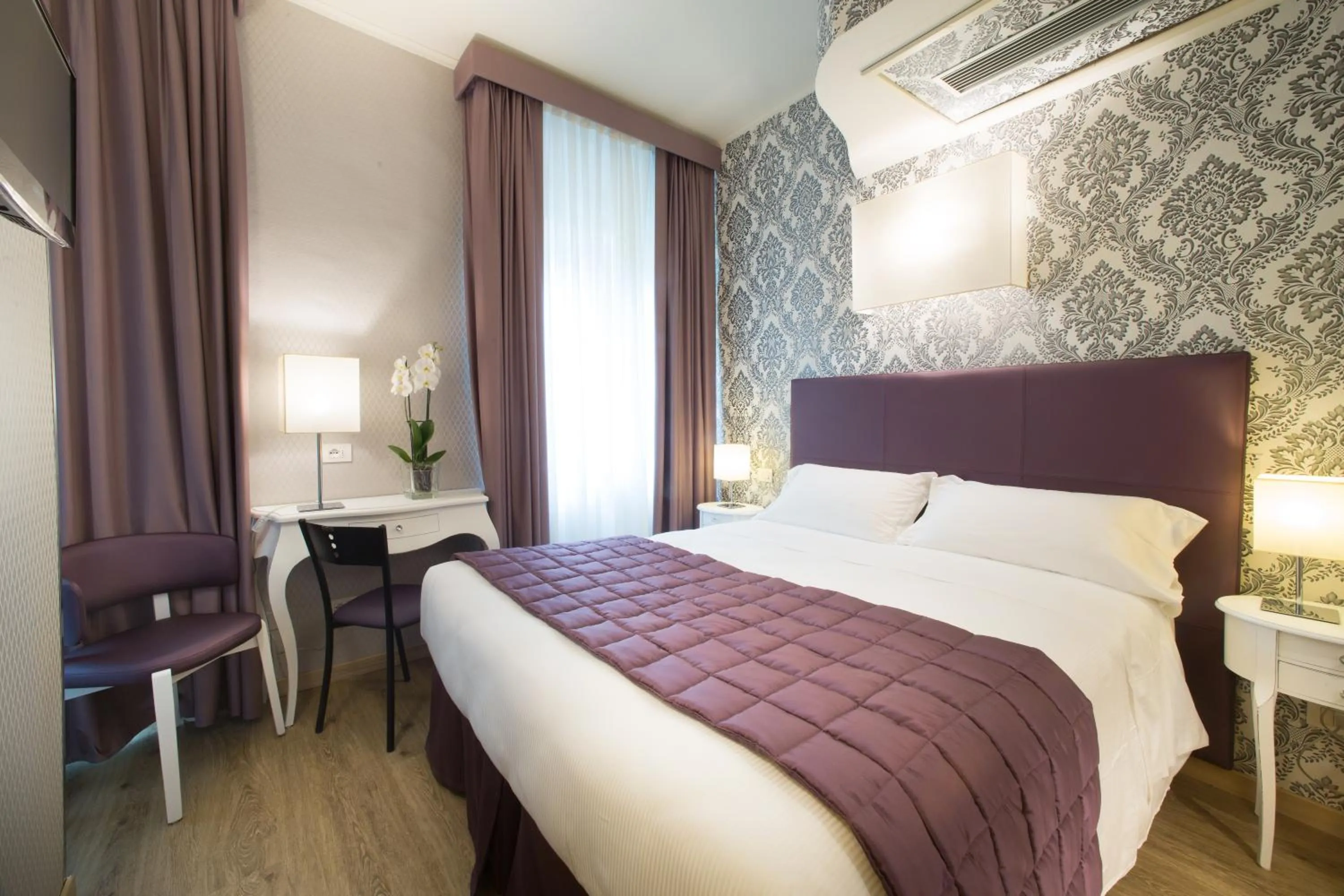 Photo of the whole room, Bed in Hotel Montreal