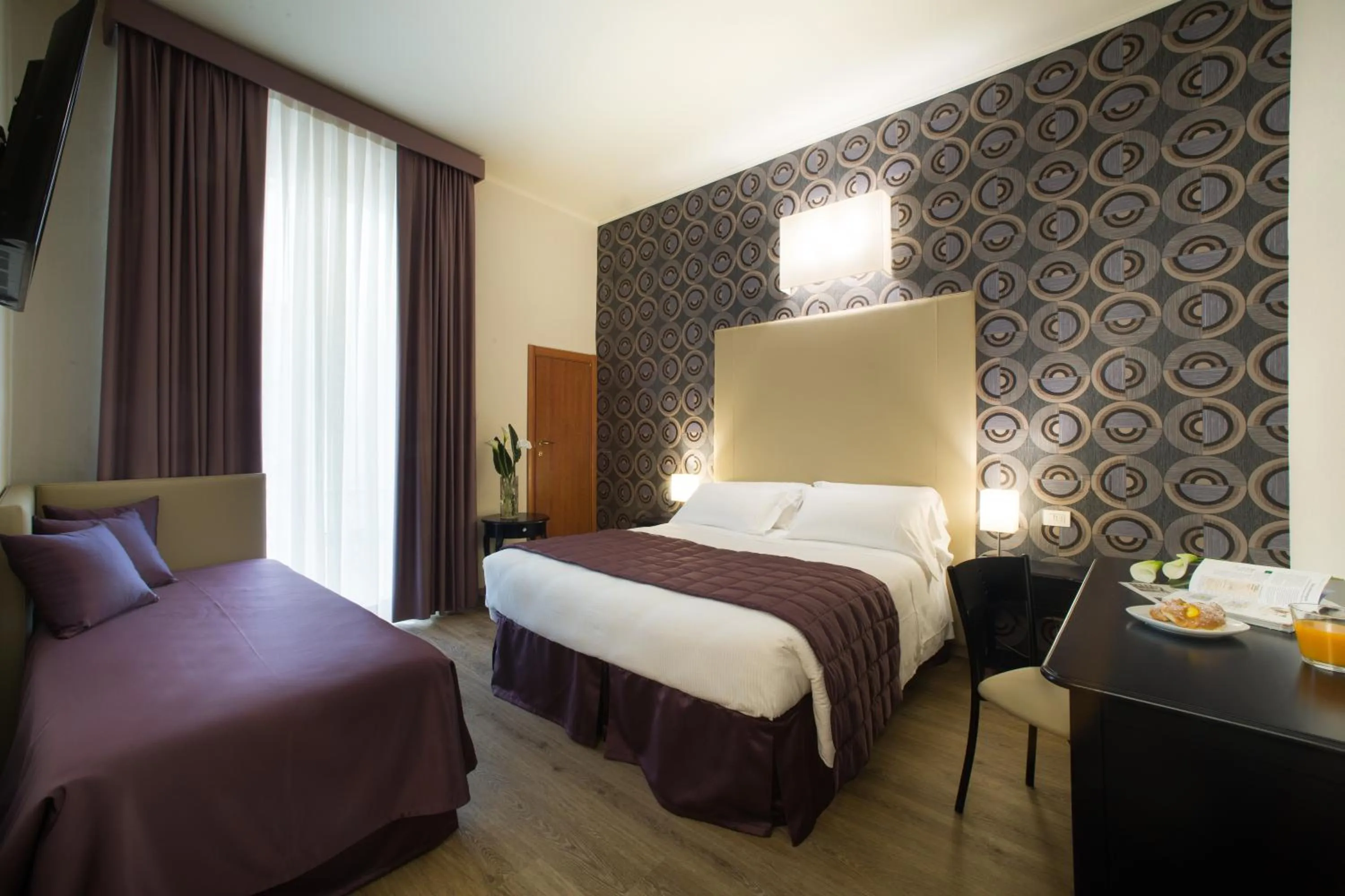 Photo of the whole room, Bed in Hotel Montreal