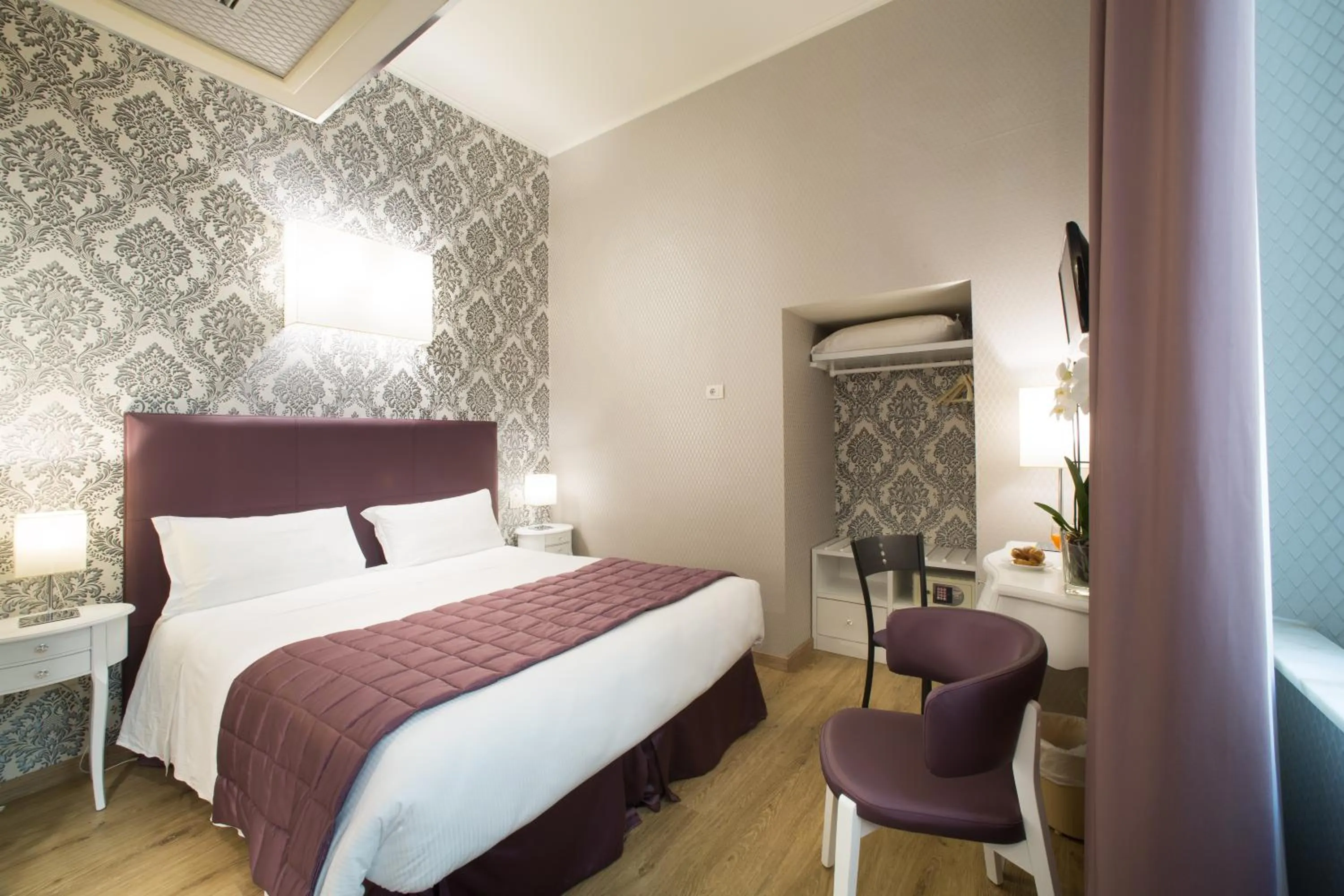 Photo of the whole room, Bed in Hotel Montreal