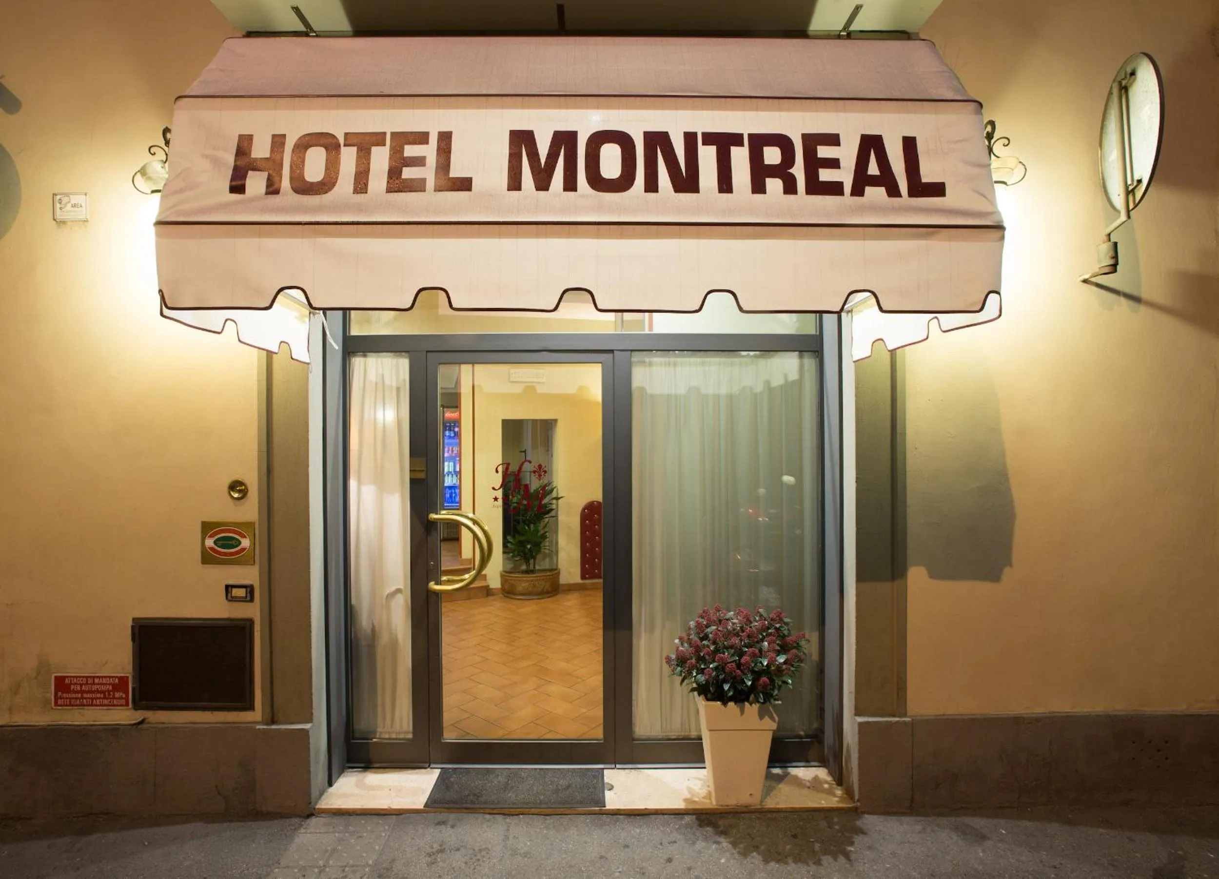 Facade/entrance in Hotel Montreal