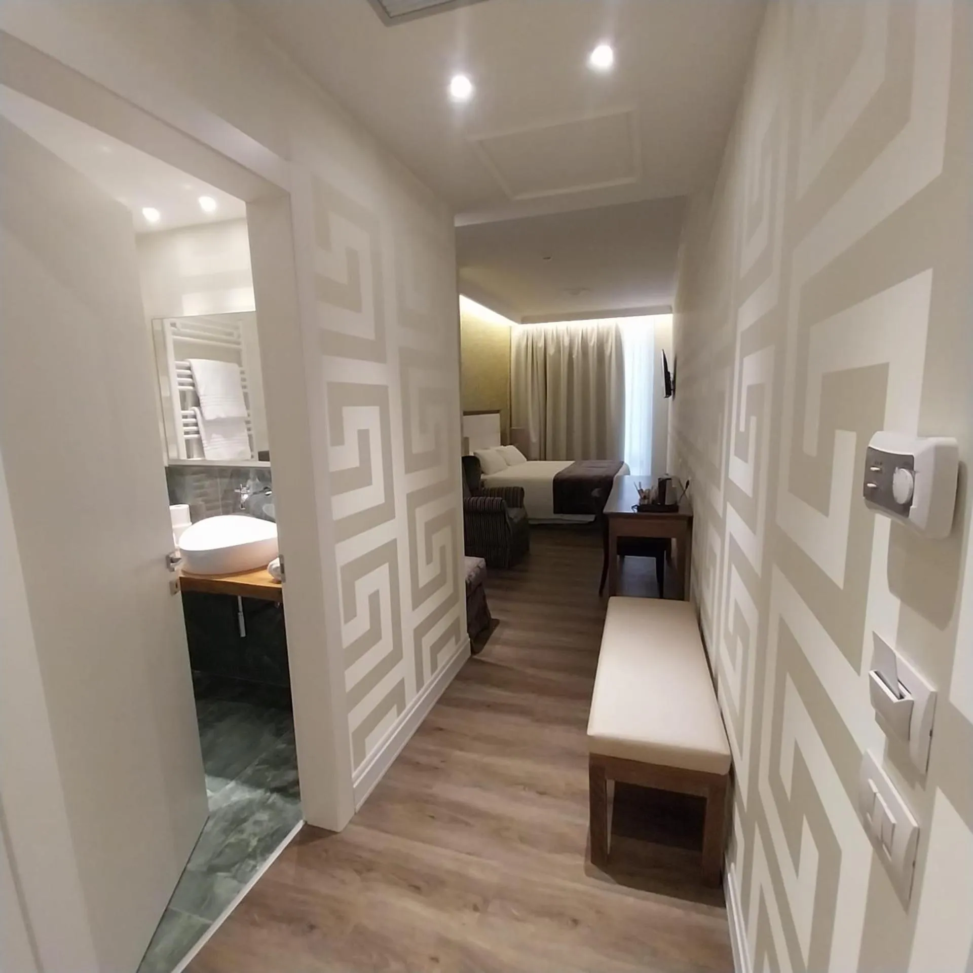 Photo of the whole room in Hotel Montreal