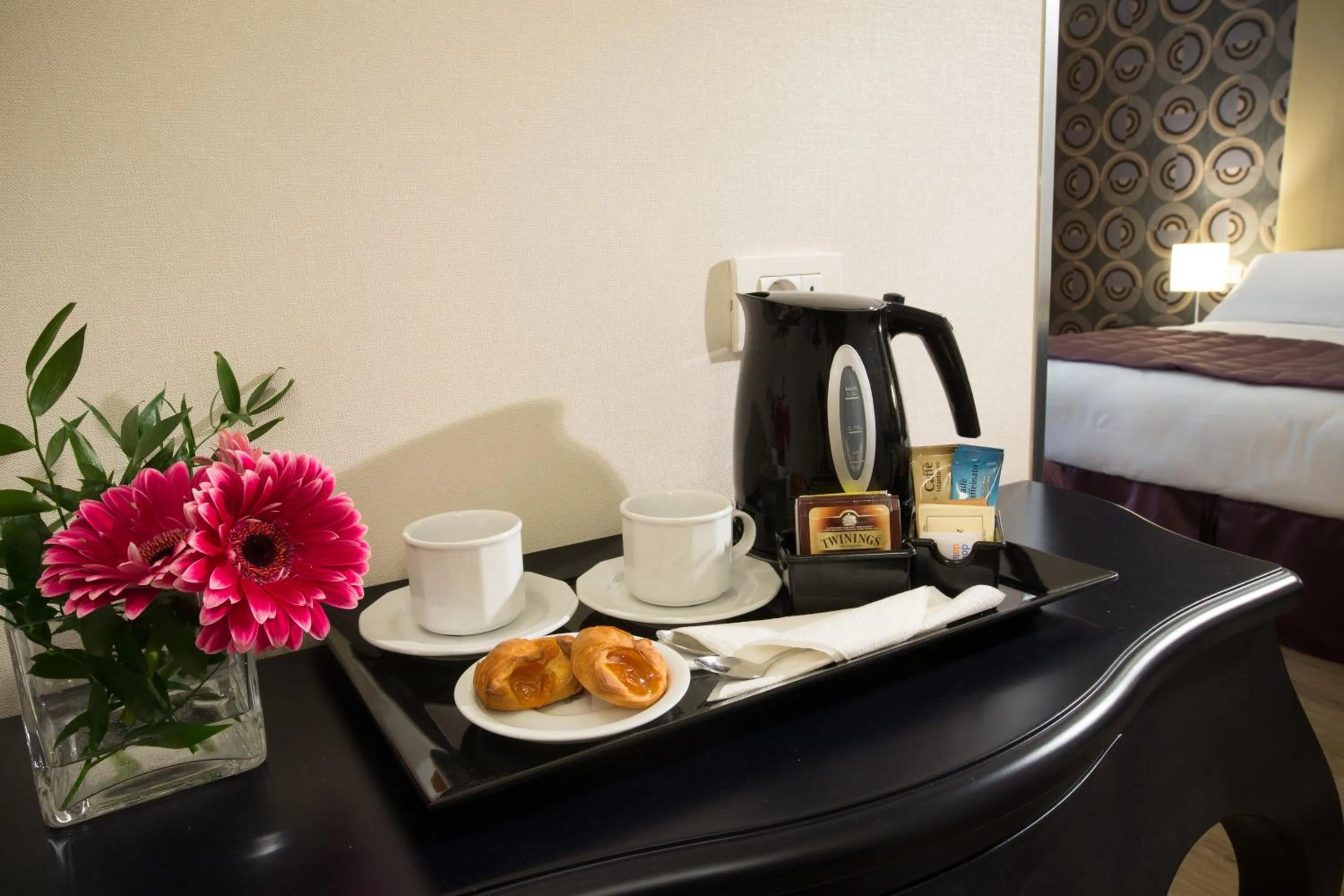 Coffee/tea facilities, Bed in Hotel Montreal