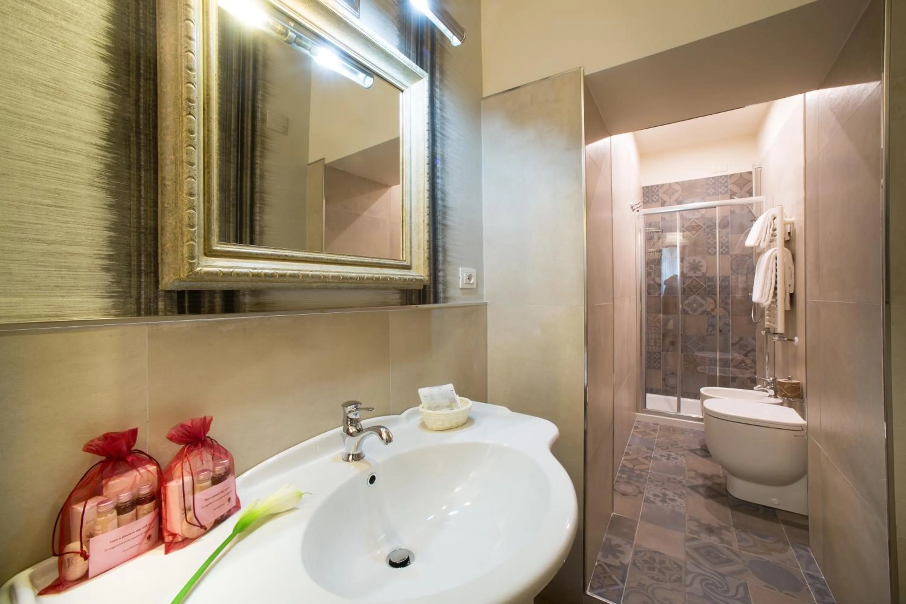 Bathroom in Hotel Montreal