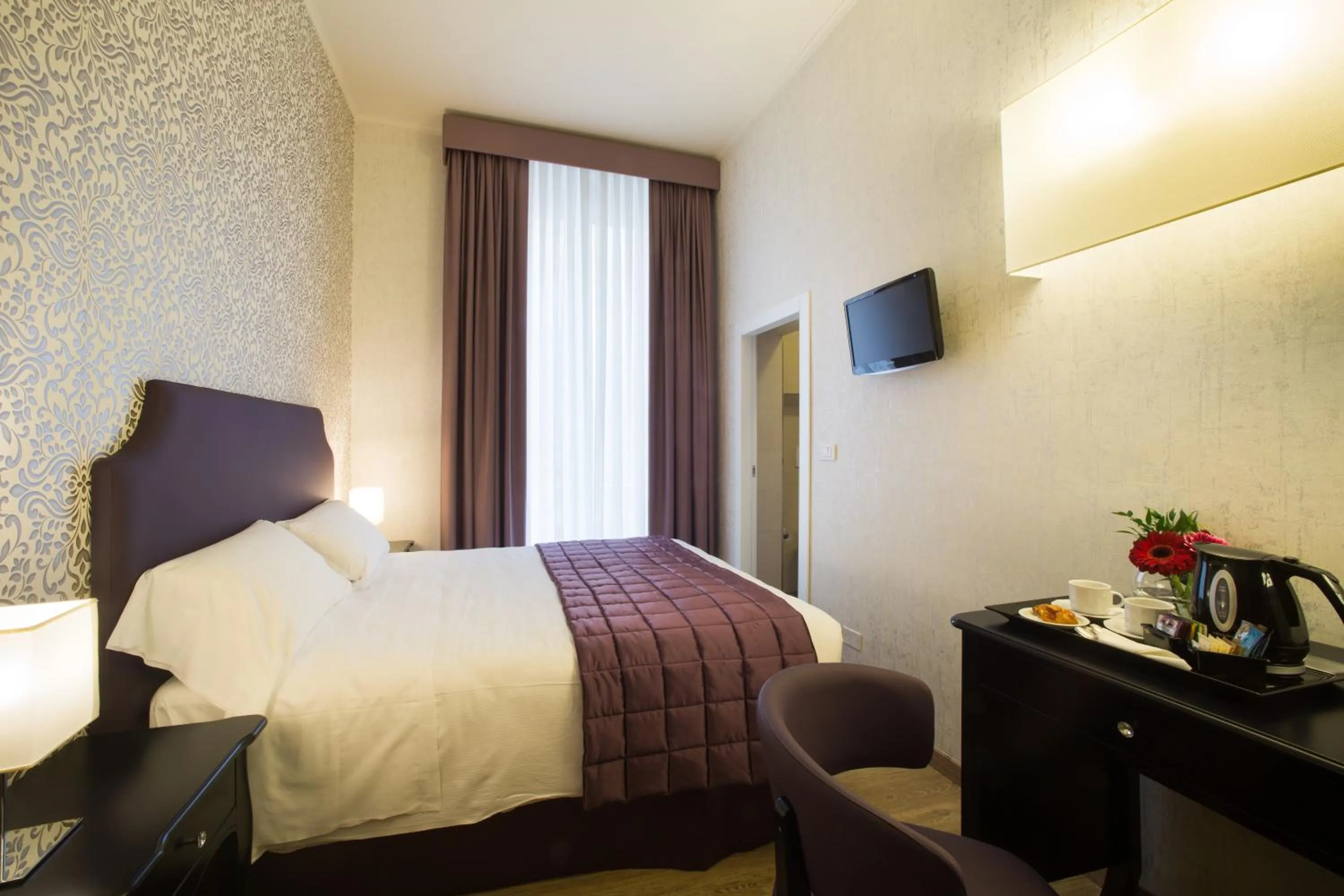 Photo of the whole room, Bed in Hotel Montreal