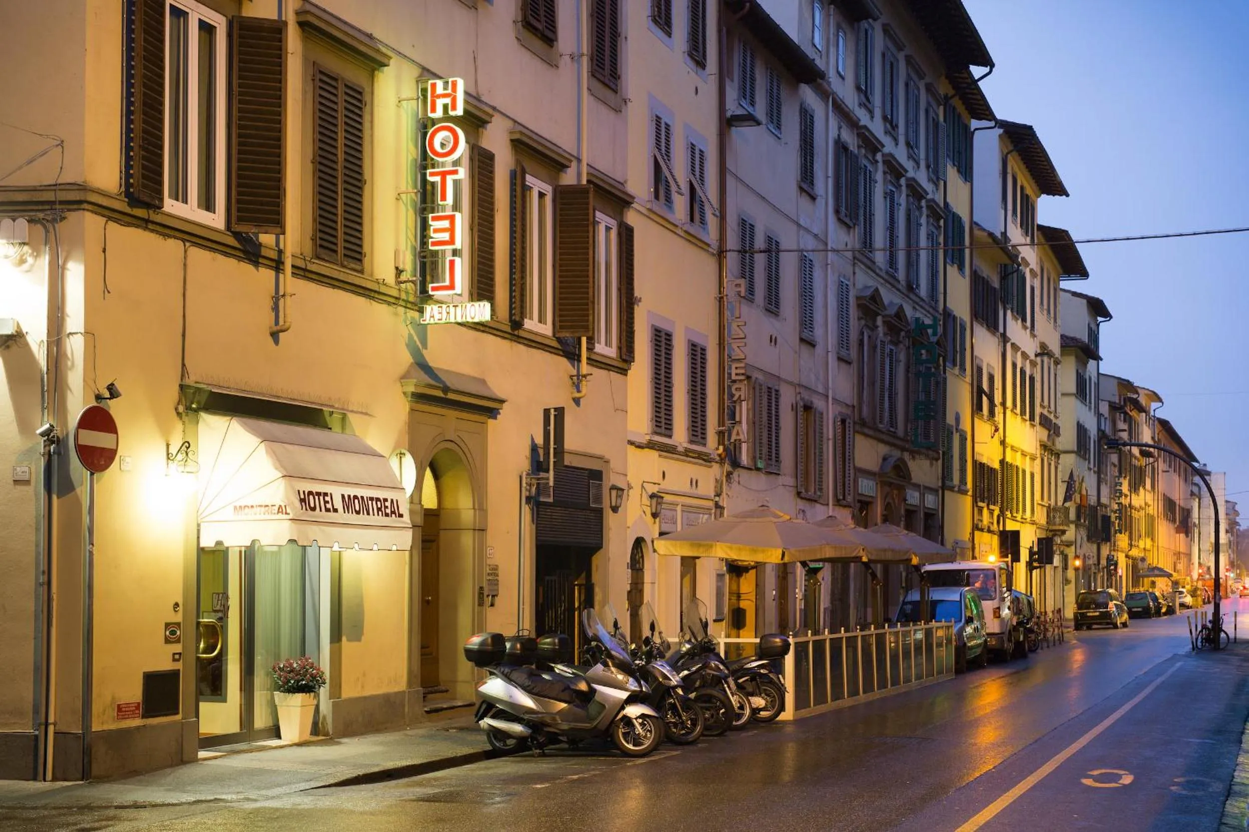 Facade/entrance in Hotel Montreal