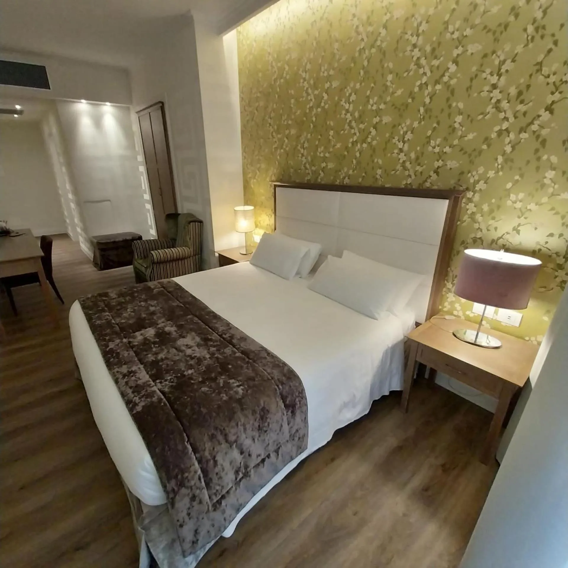 Photo of the whole room, Bed in Hotel Montreal