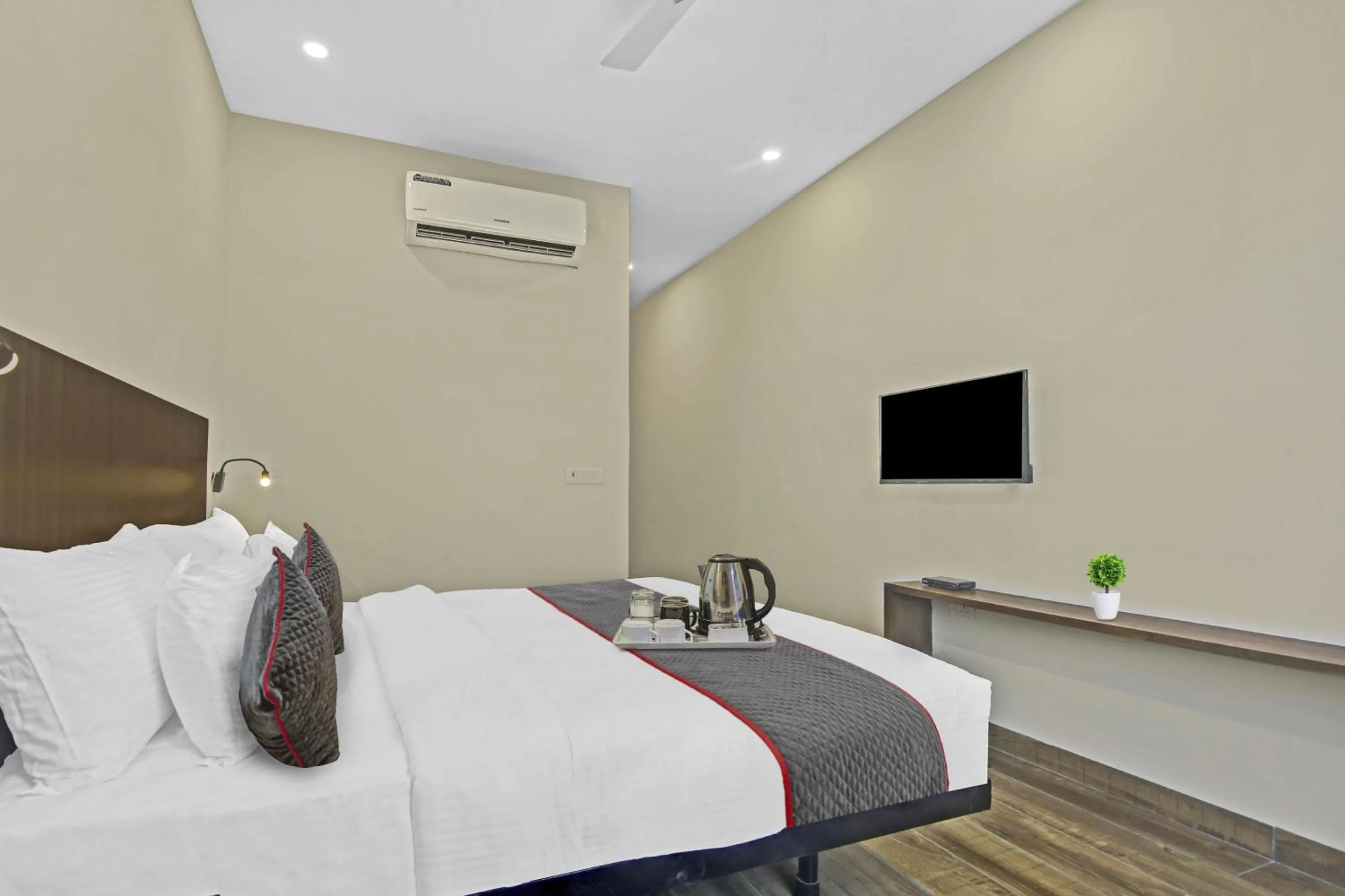 Bedroom, Bed in Townhouse Golden Frame