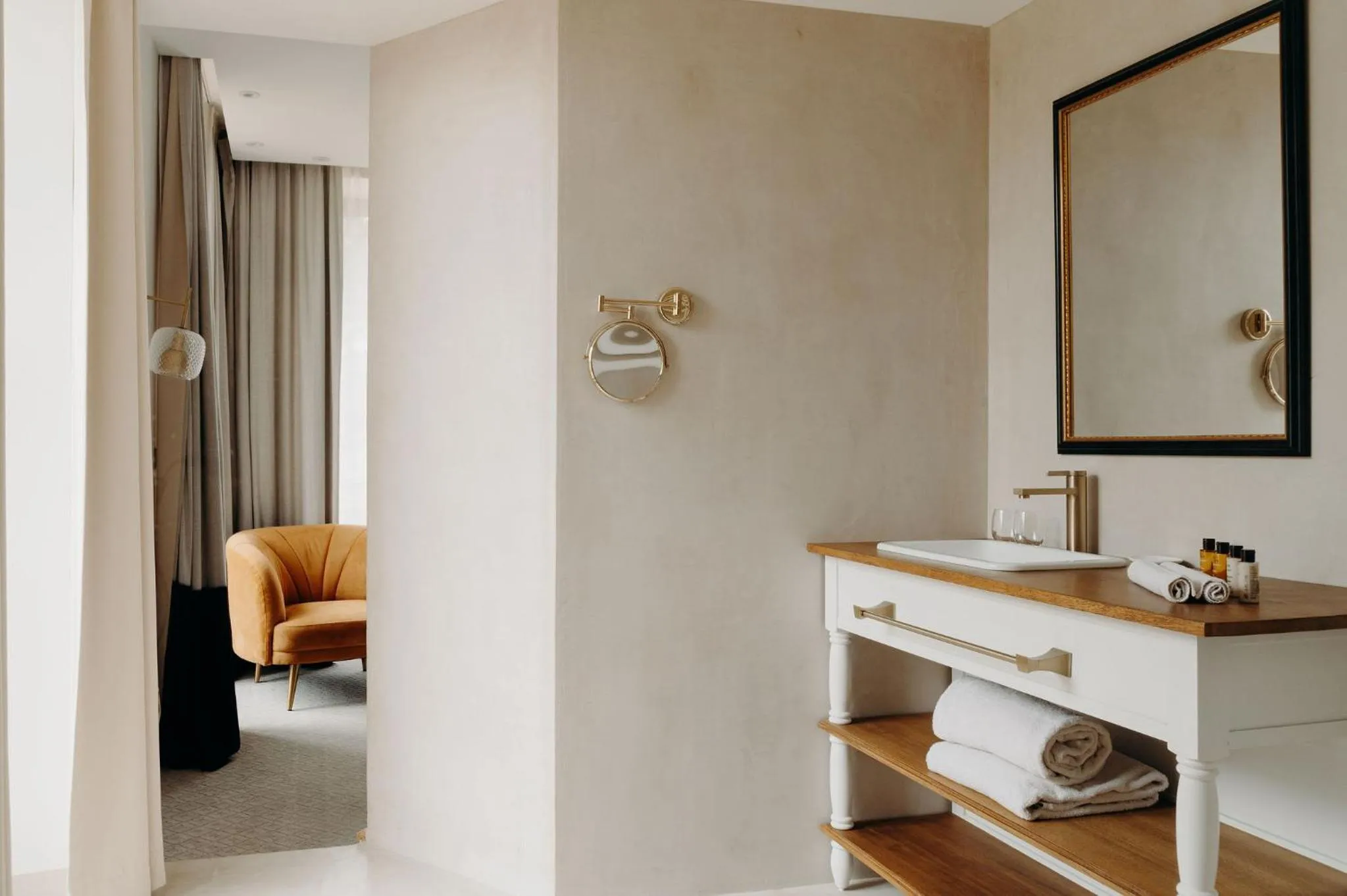 Bathroom, Bed in Domaine de Rochebois & Spa Nuxe