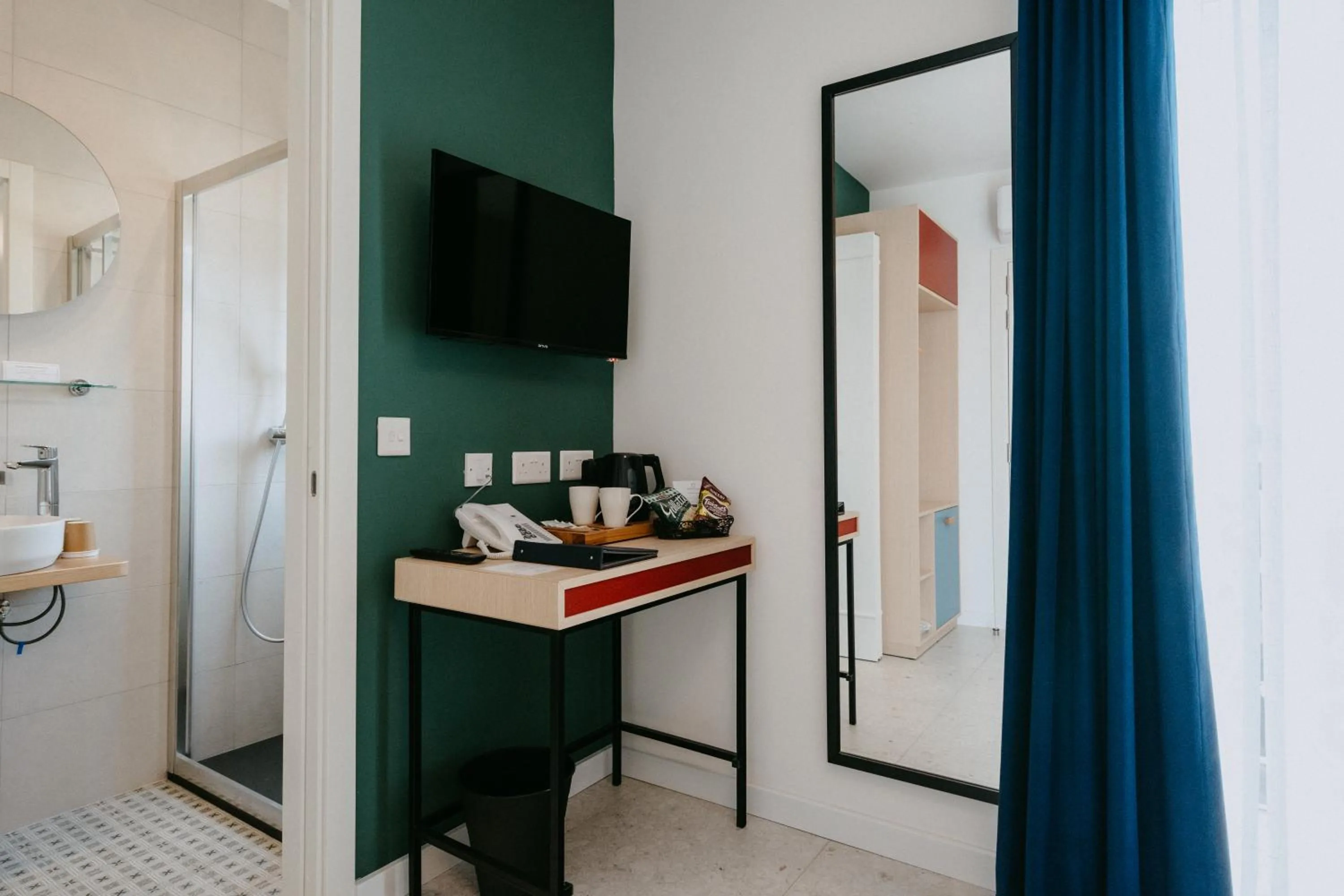 TV and multimedia in Townhouse17 Boutique Bed & Breakfast