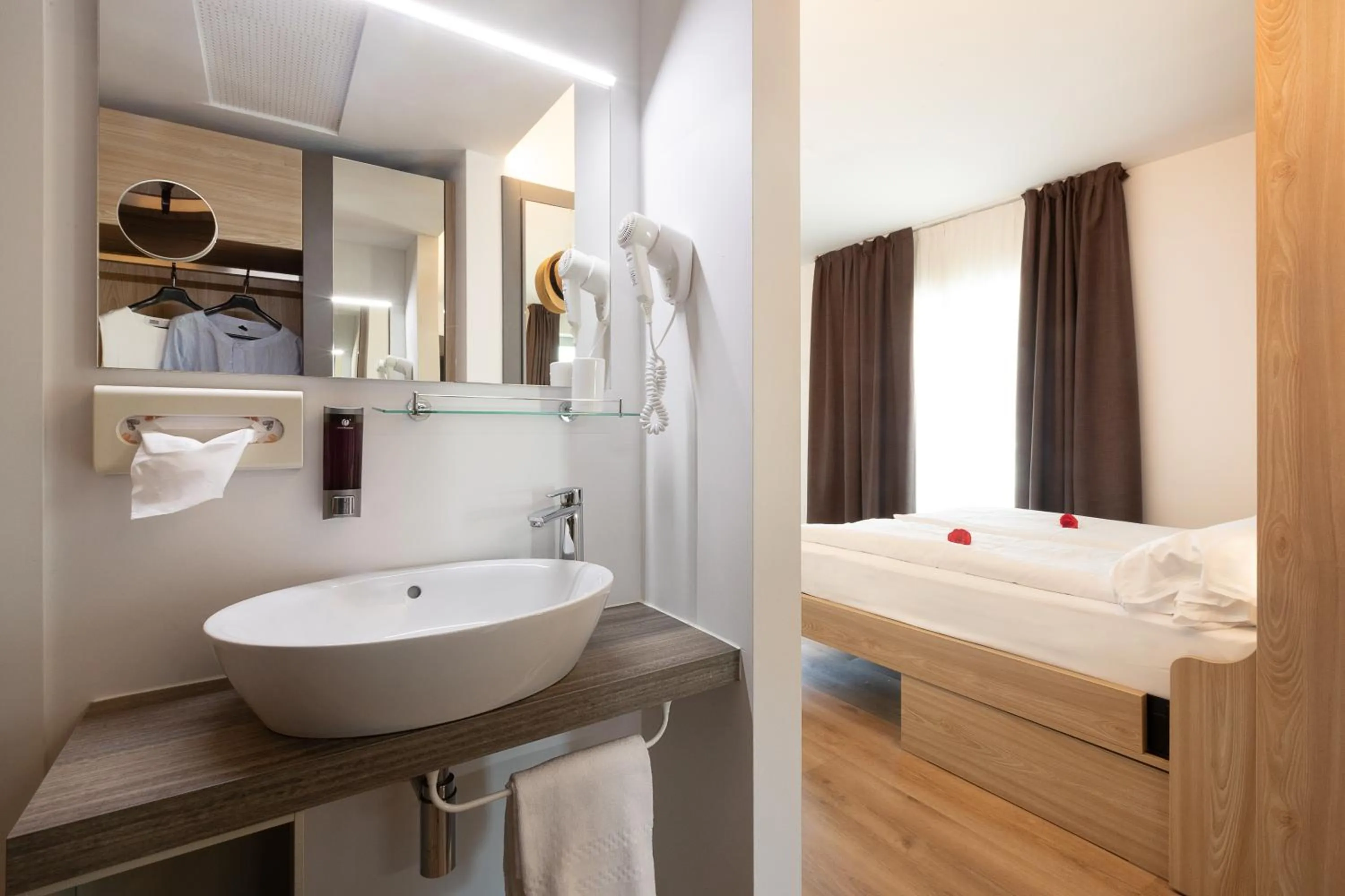 Bathroom, Bed in Ambassador Suite Hotel