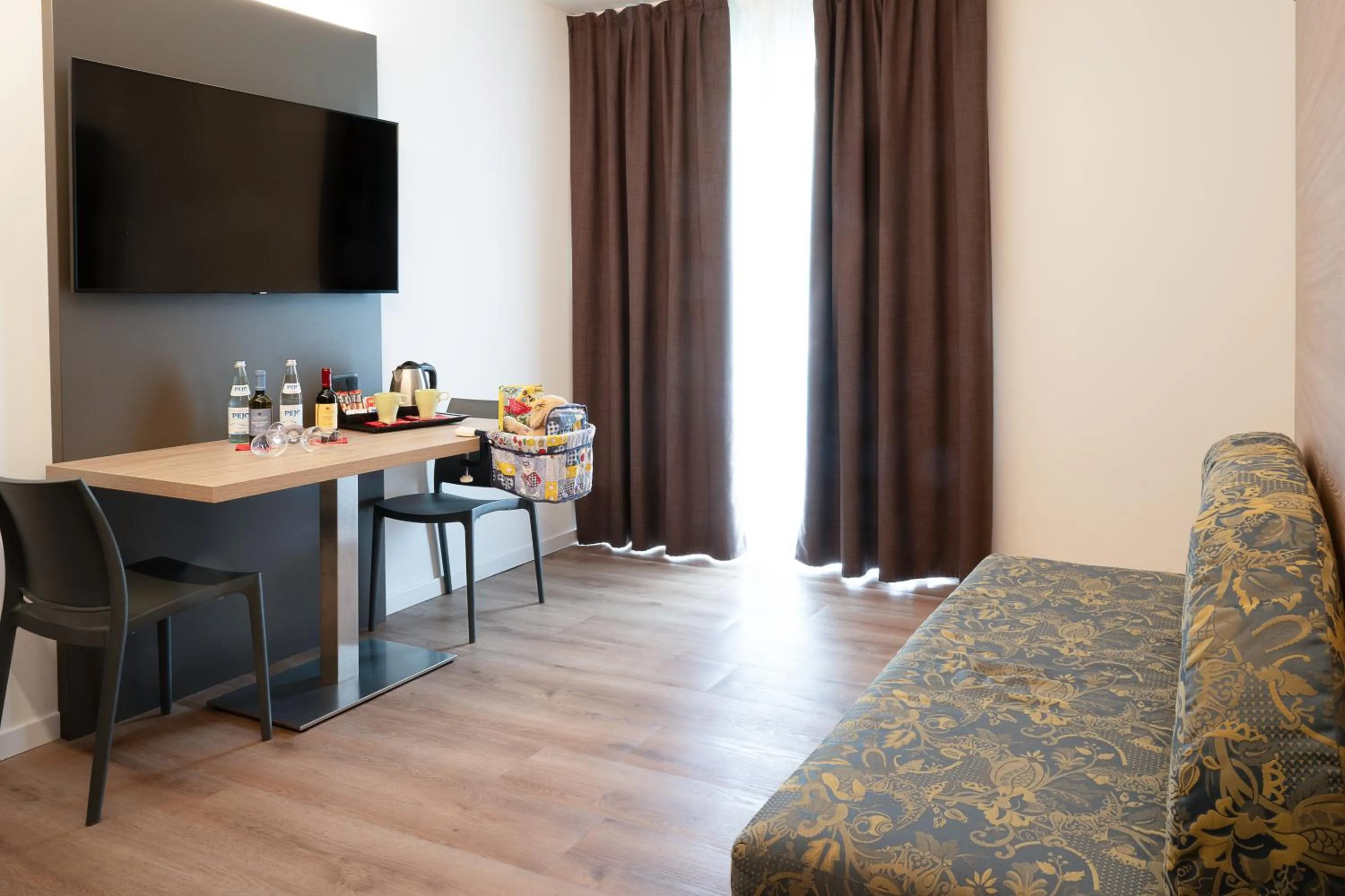 TV and multimedia in Ambassador Suite Hotel