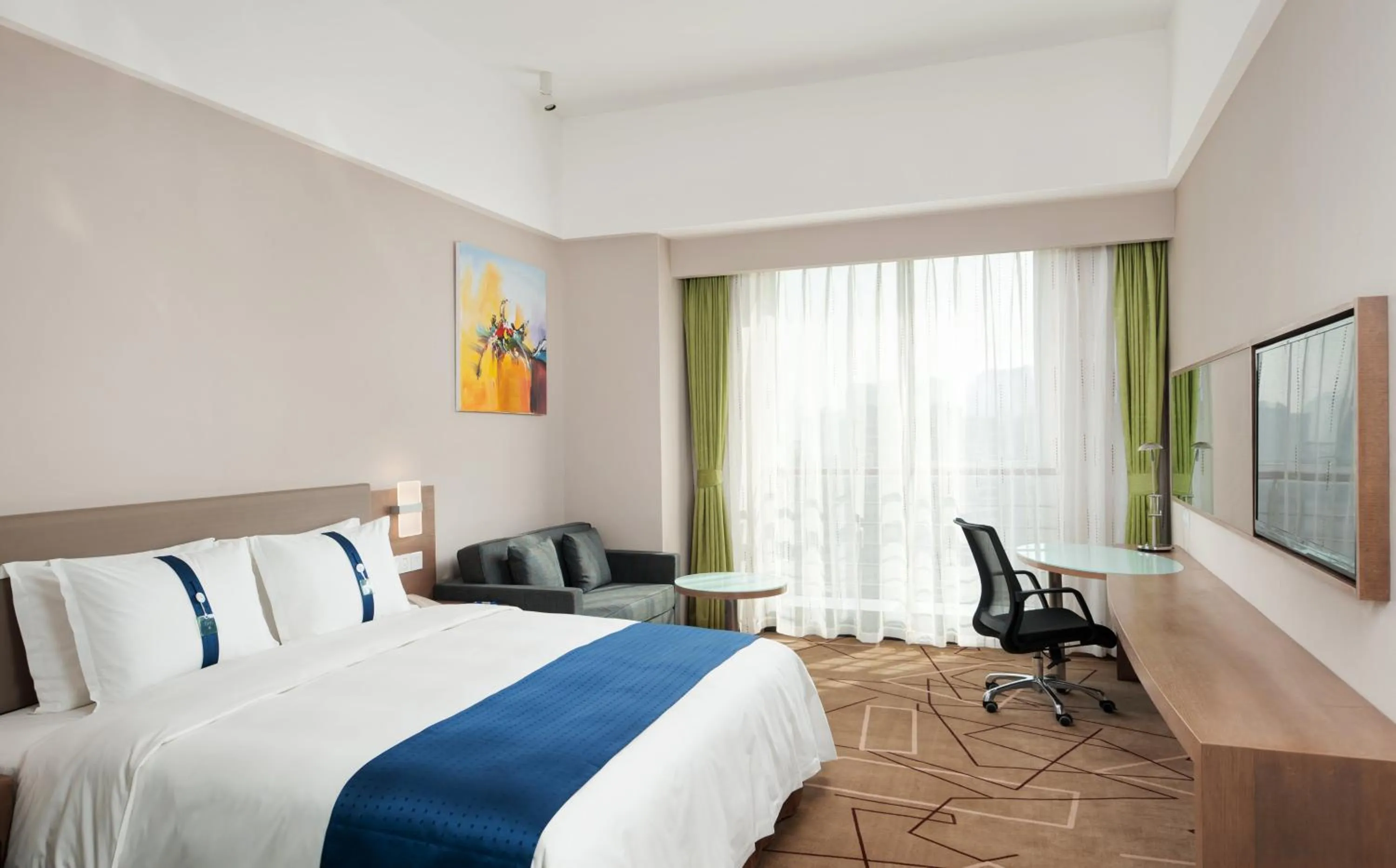 Photo of the whole room, Bed in Holiday Inn Express Chengdu West Gate by IHG