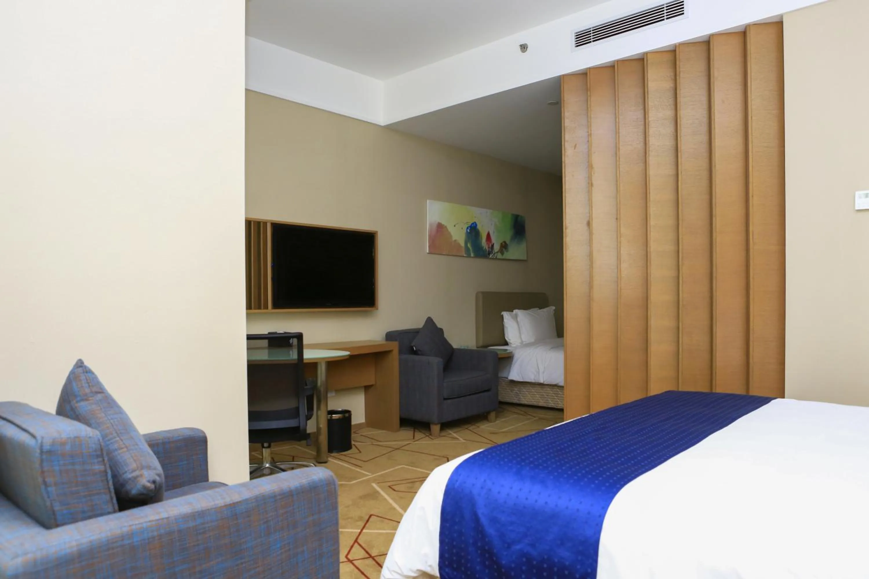 Photo of the whole room, Bed in Holiday Inn Express Chengdu West Gate by IHG