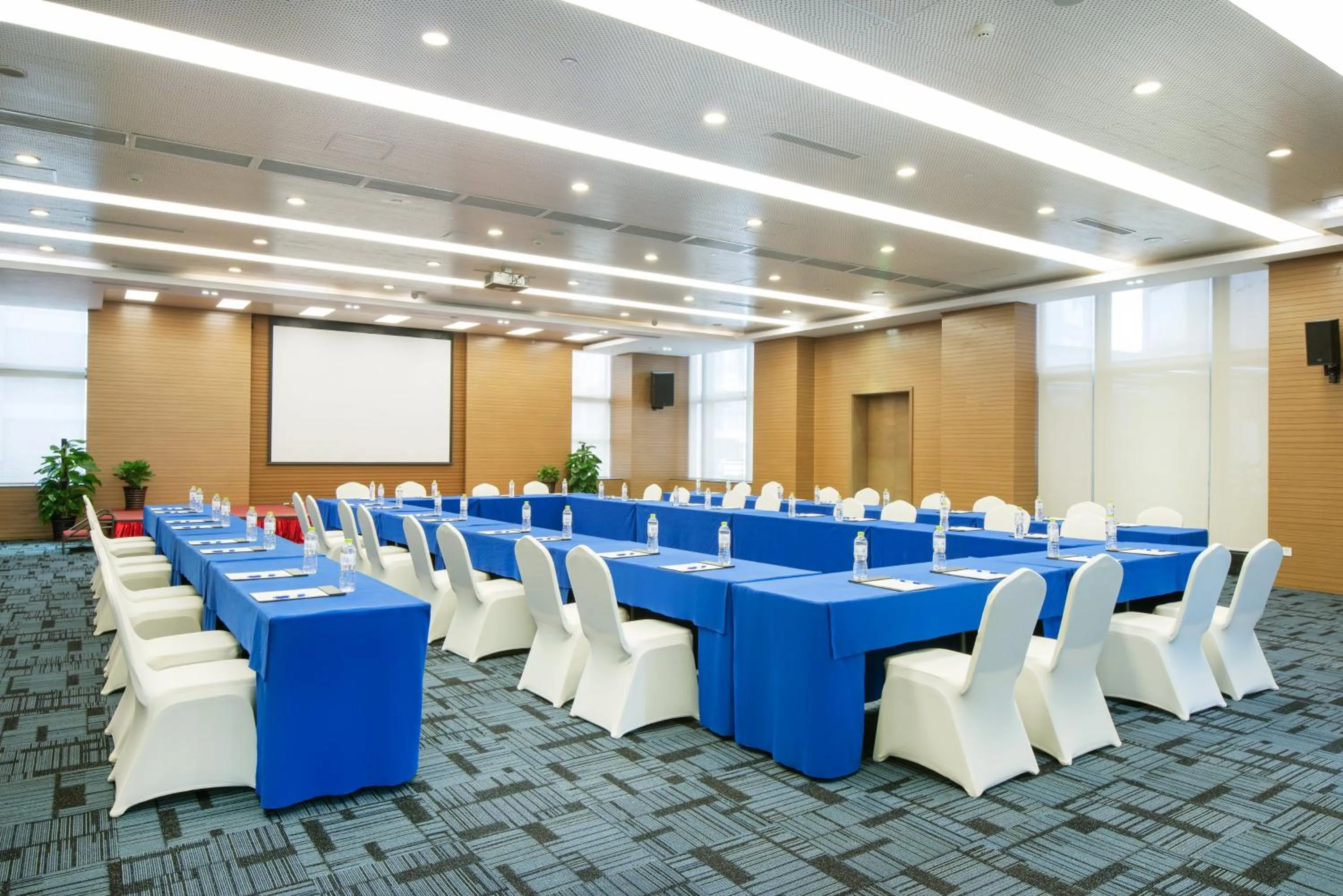 Meeting/conference room in Holiday Inn Express Chengdu West Gate by IHG