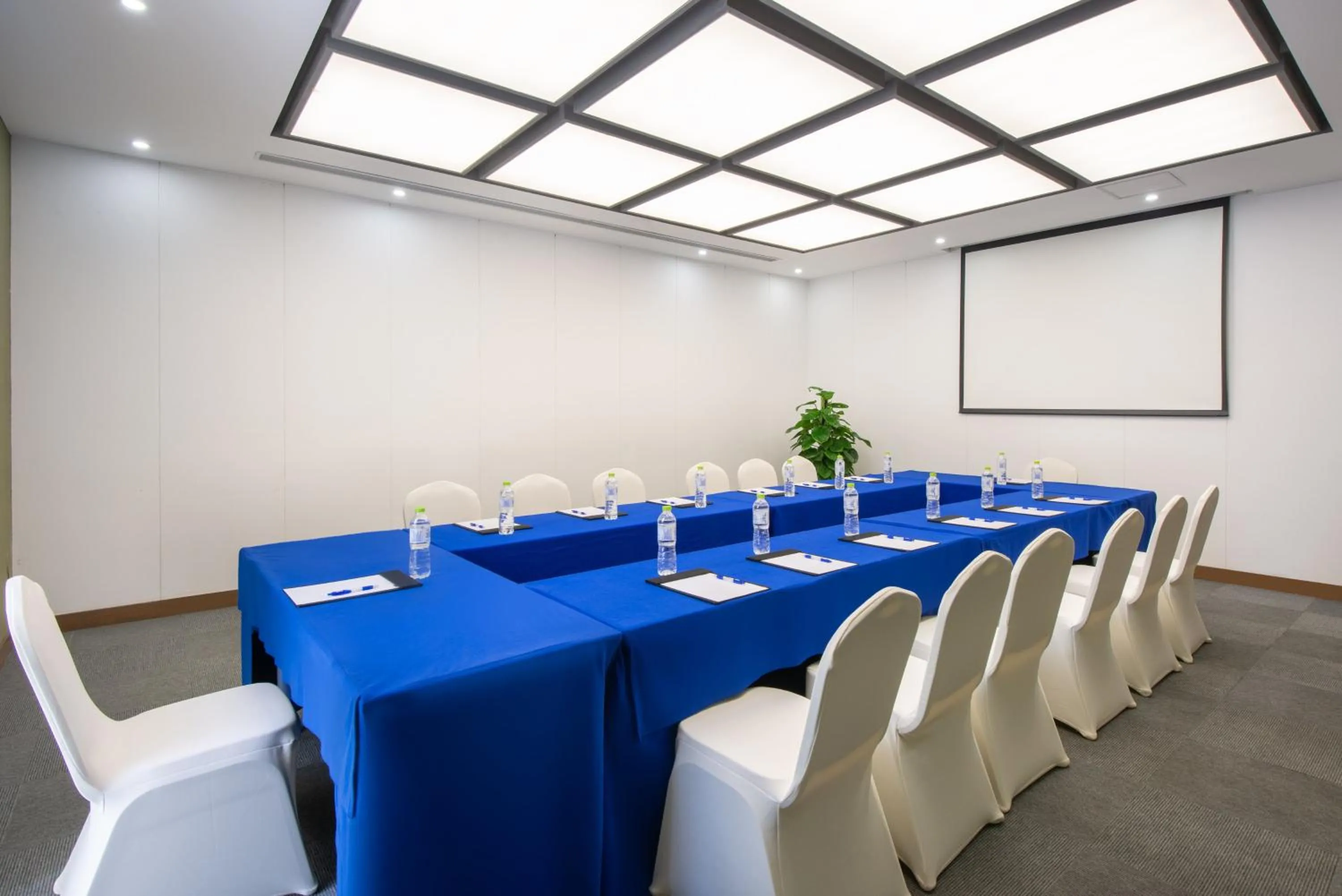 Meeting/conference room in Holiday Inn Express Chengdu West Gate by IHG