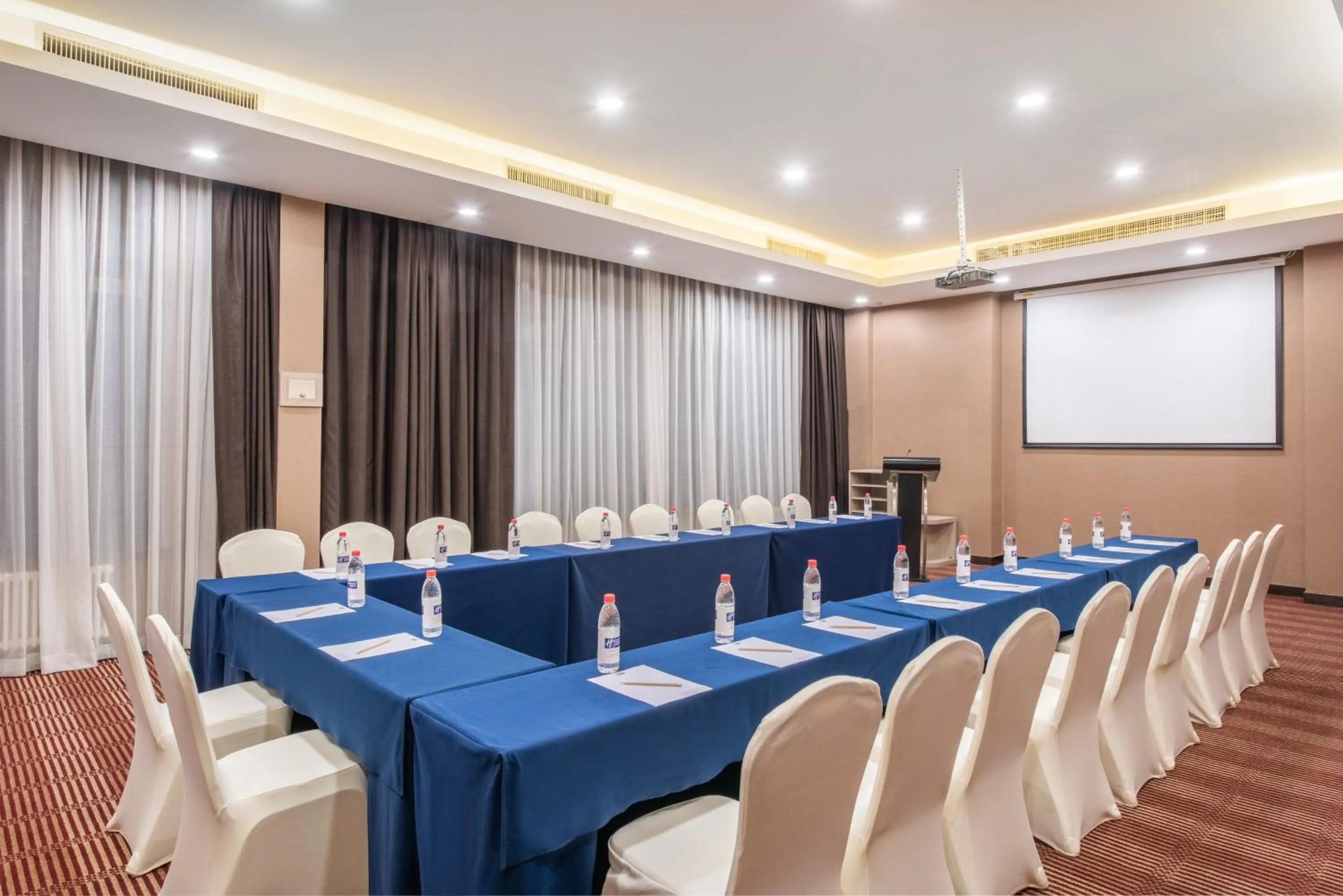 Meeting/conference room in Holiday Inn Express Changbaishan by IHG
