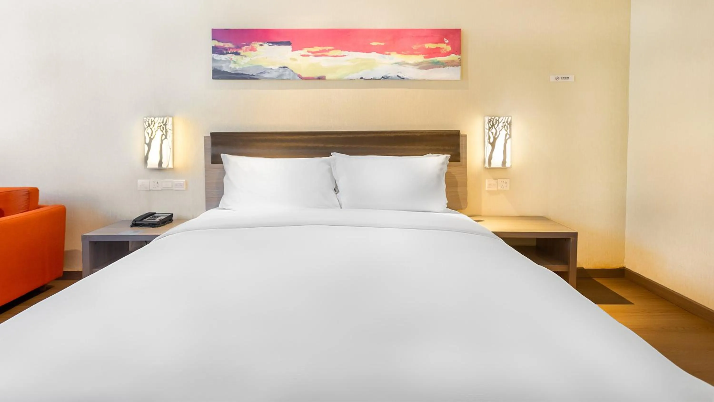 Photo of the whole room, Bed in Holiday Inn Express Changbaishan by IHG