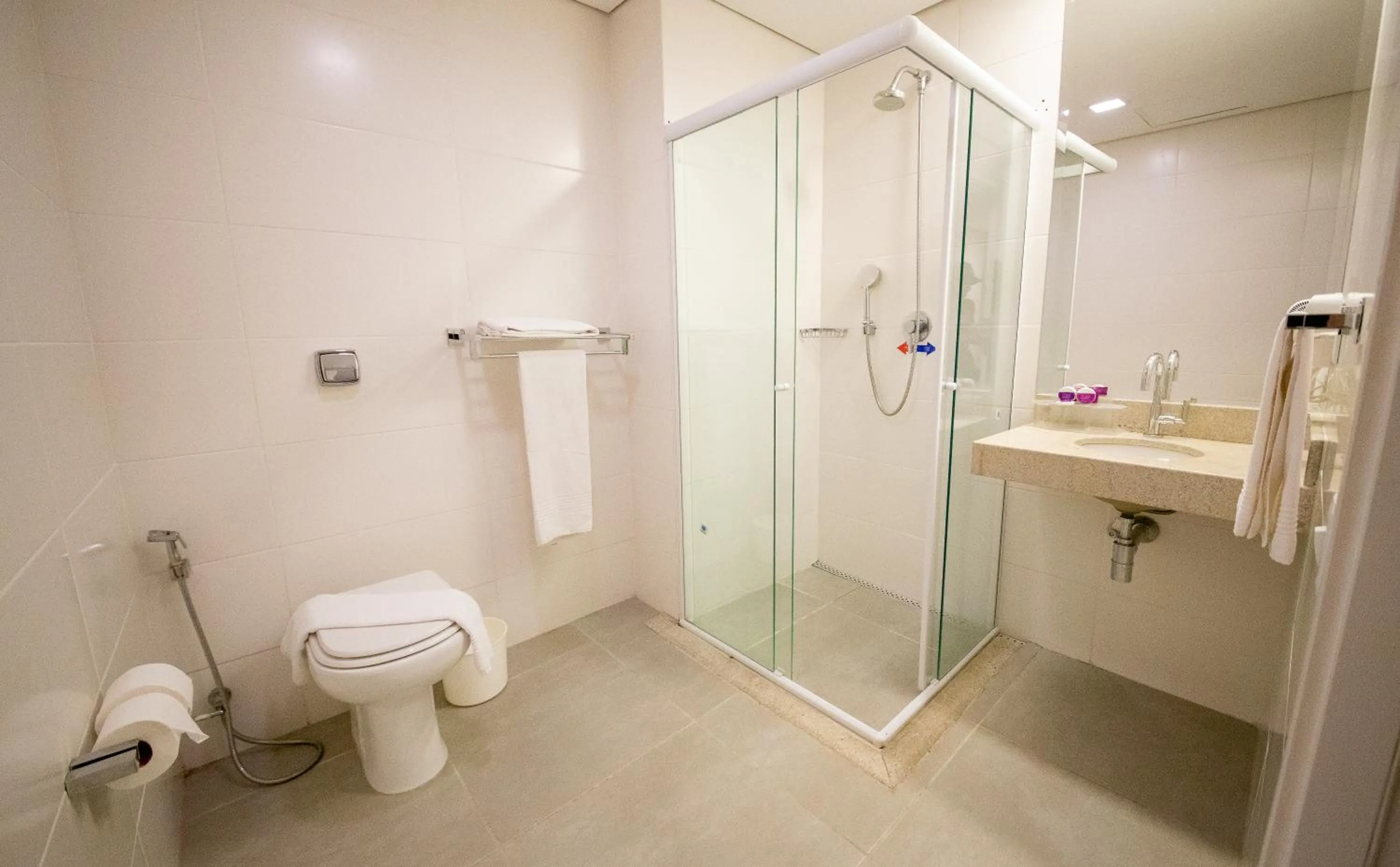 Shower in Diff Hotel - by Easy Hotéis