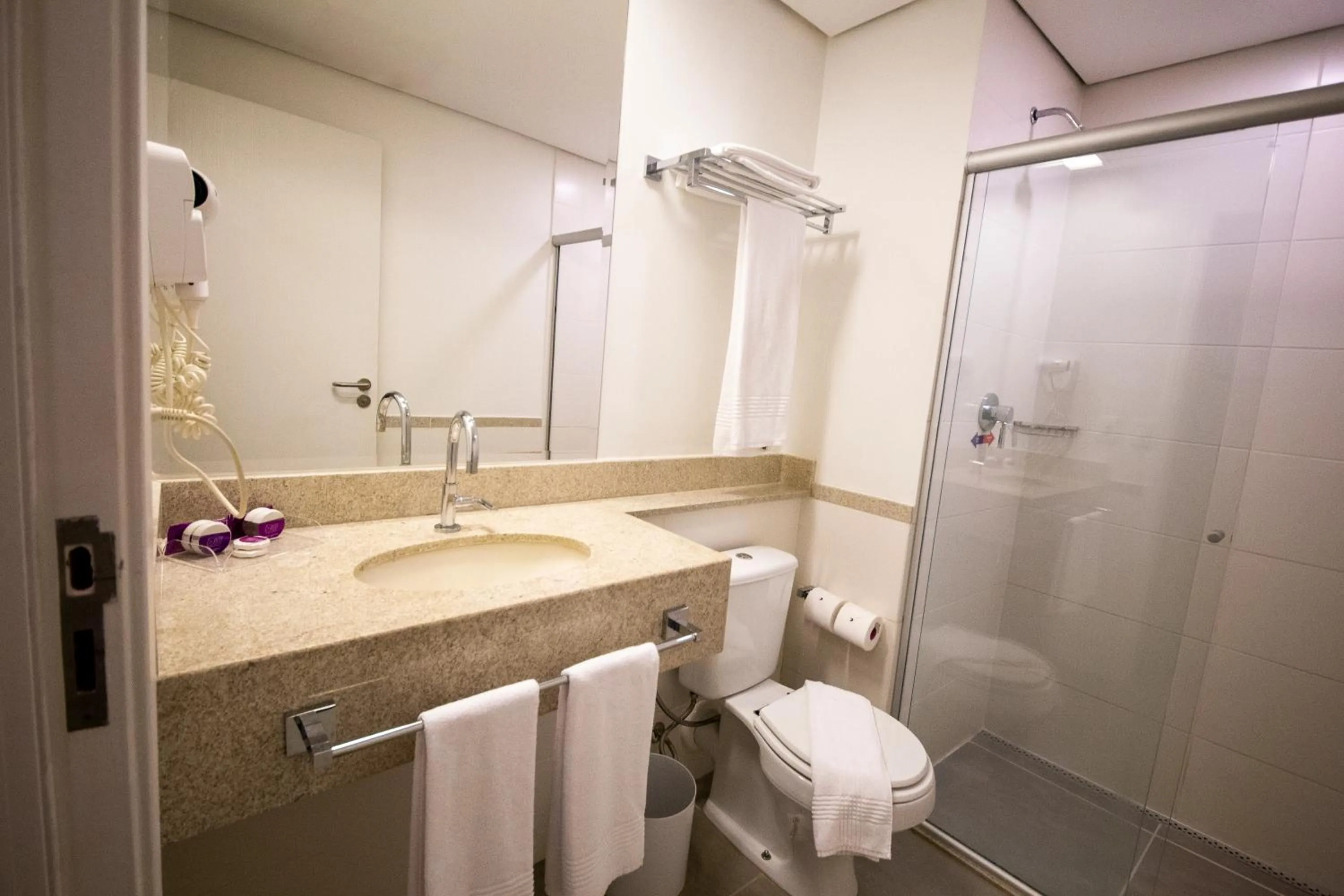 Shower in Diff Hotel - by Easy Hotéis