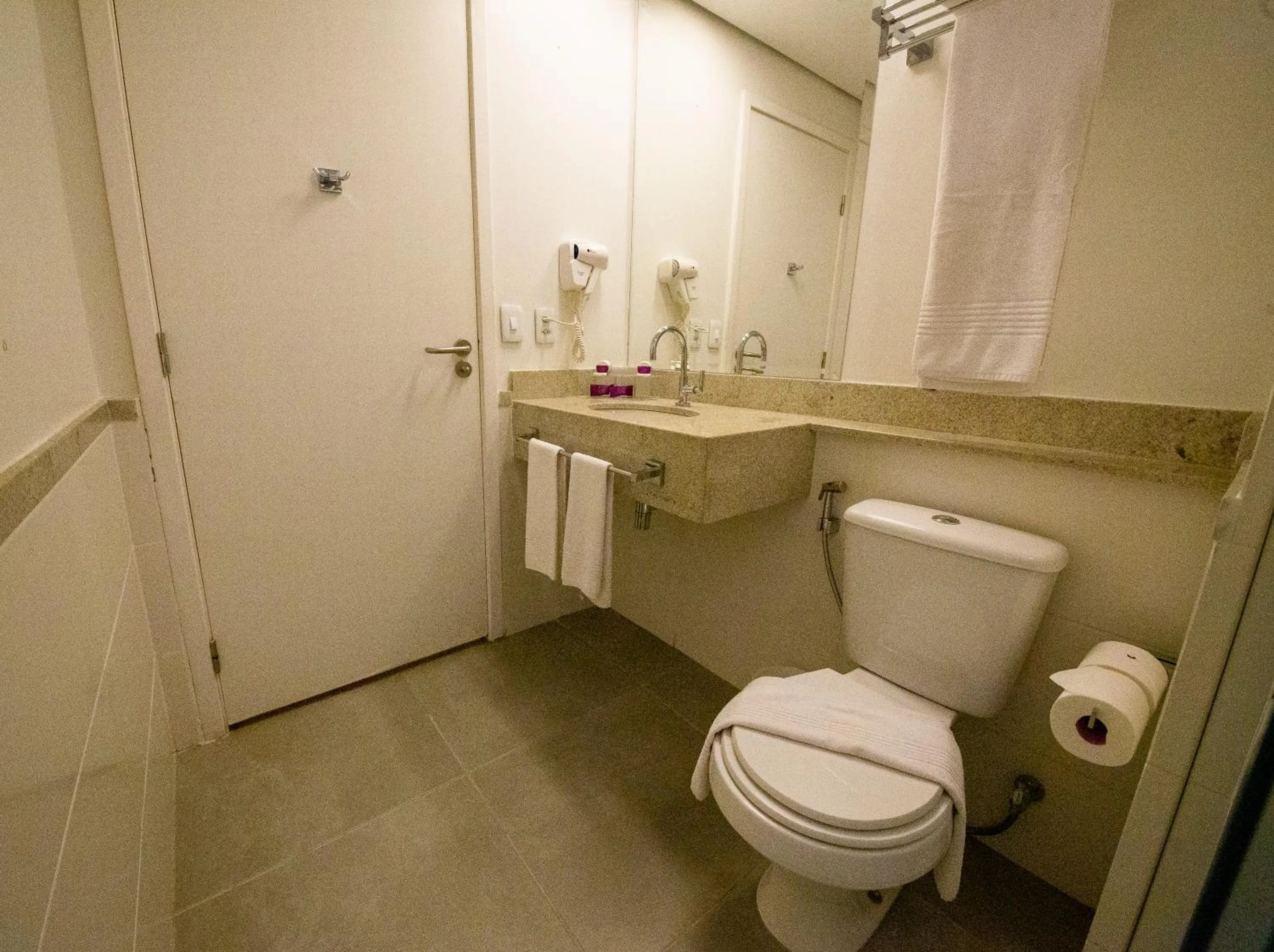 Toilet in Diff Hotel - by Easy Hotéis